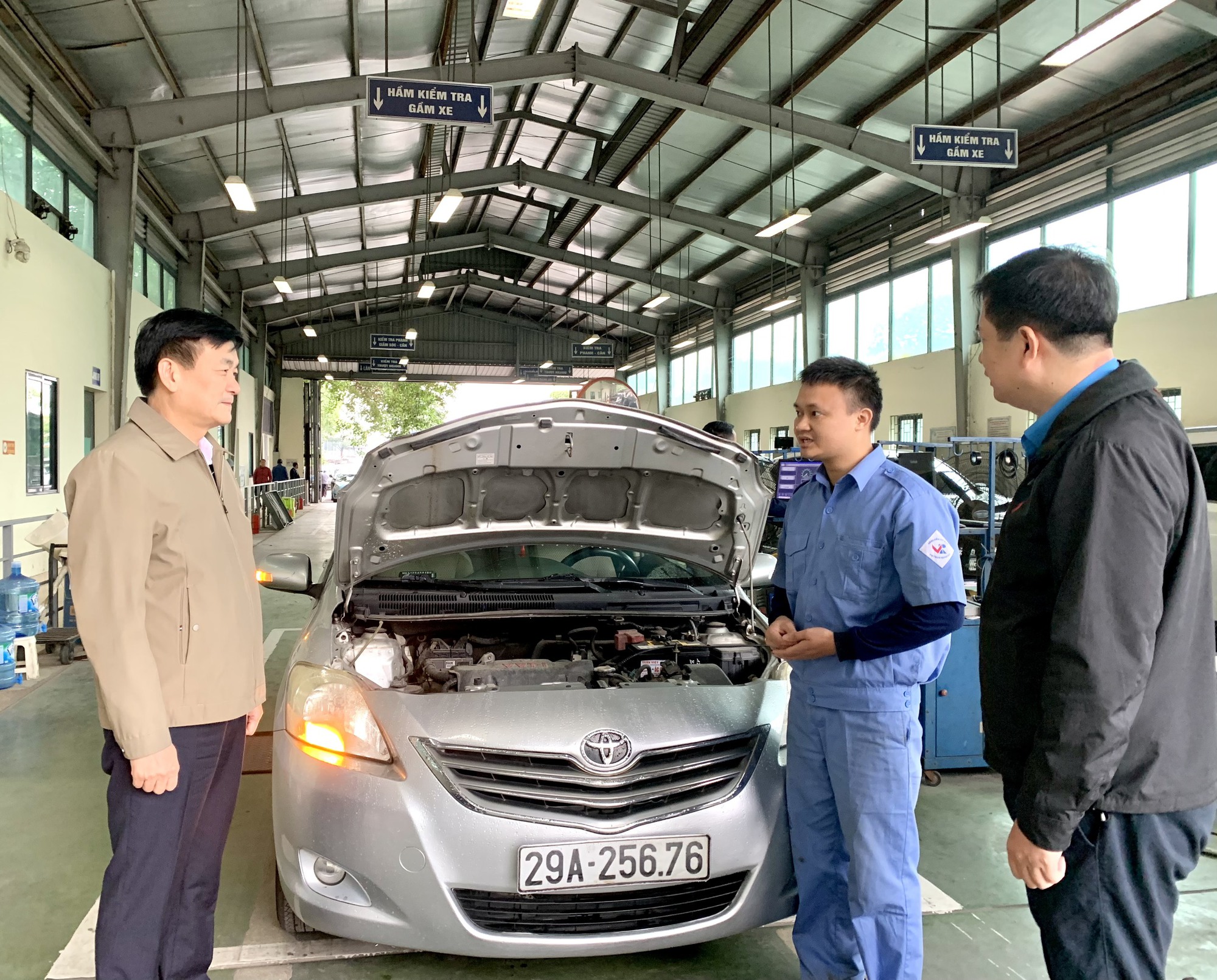 C&ocirc;ng đo&agrave;n GTVT trao qu&agrave;, động vi&ecirc;n người lao động lĩnh vực đăng kiểm - Ảnh 2.