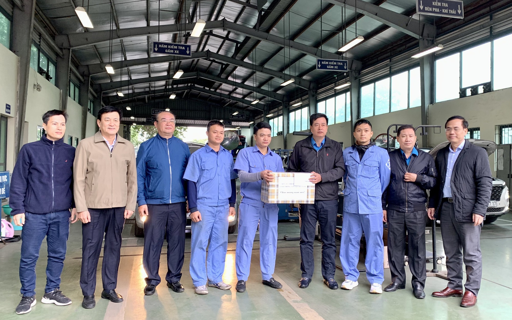 Quỹ Từ thiện GTVT tặng quà cựu chiến binh, thanh niên xung phong dịp Tết- Ảnh 3. Công đoàn GTVT trao quà, động viên người lao động lĩnh vực đăng kiểm