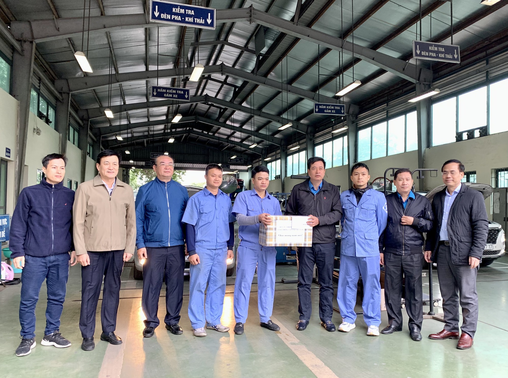 C&ocirc;ng đo&agrave;n GTVT trao qu&agrave;, động vi&ecirc;n người lao động lĩnh vực đăng kiểm - Ảnh 1.
