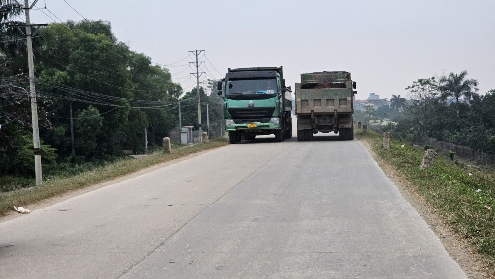 Hà Nội: Xe nghi quá tải hoành hành trên đê, tung bụi mù mịt - Ảnh 1. Hà Nội: Xe nghi quá tải hoành hành trên đê, tung bụi mù mịt - Ảnh 1.
