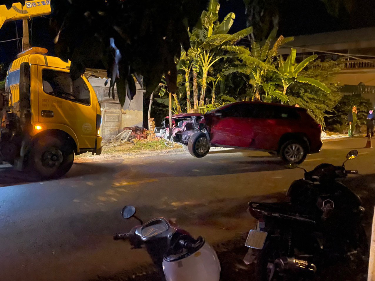 Quảng Ninh: “Thông chốt” nồng độ cồn, đâm gãy chân người đi đường rồi bỏ chạy - Ảnh 3. Quảng Ninh: “Thông chốt” nồng độ cồn, đâm gãy chân người đi đường rồi bỏ chạy - Ảnh 3.