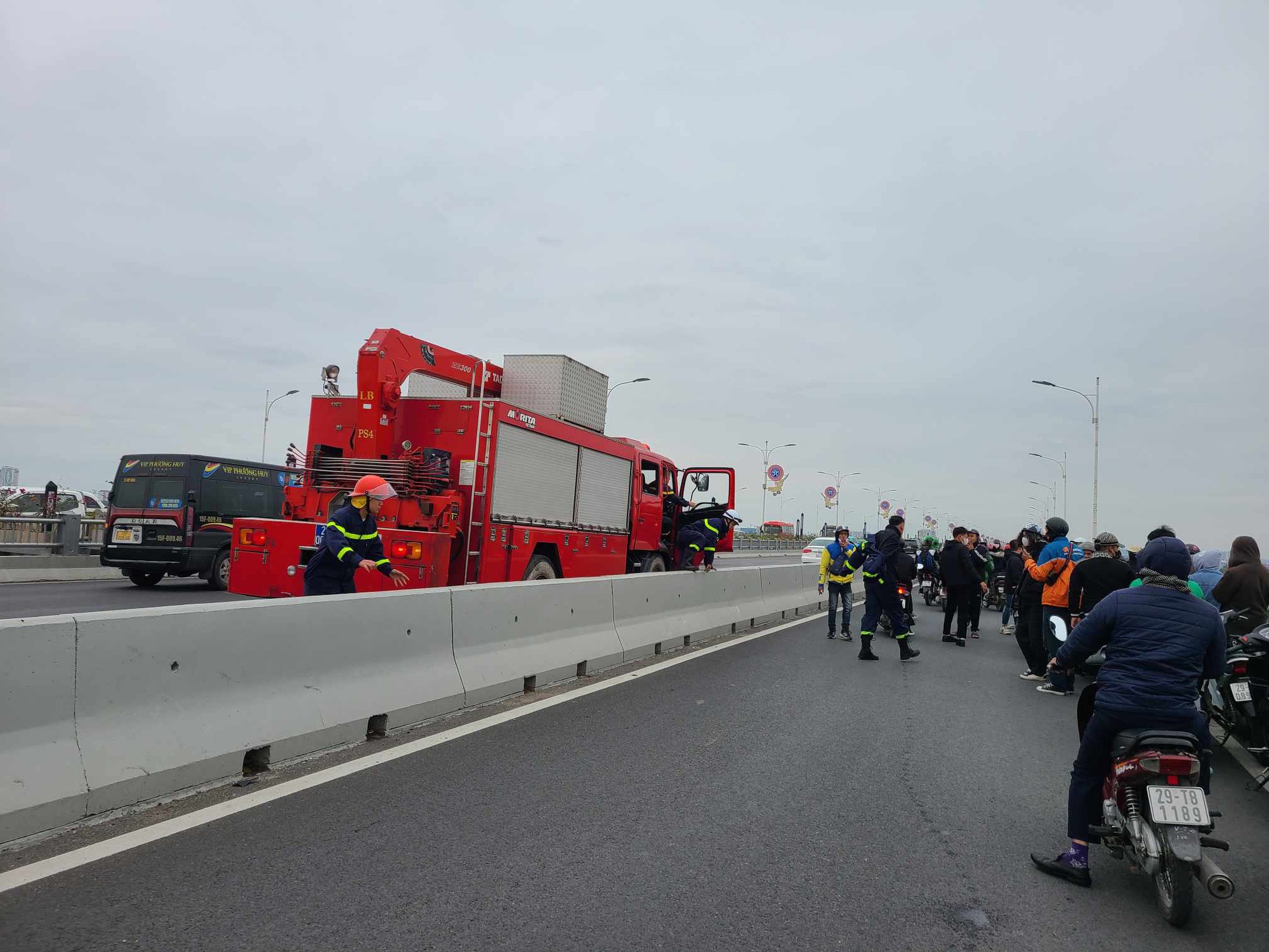  H&eacute; lộ nguy&ecirc;n nh&acirc;n nam thanh ni&ecirc;n nhảy cầu Vĩnh Tuy ở H&agrave; Nội - Ảnh 1.