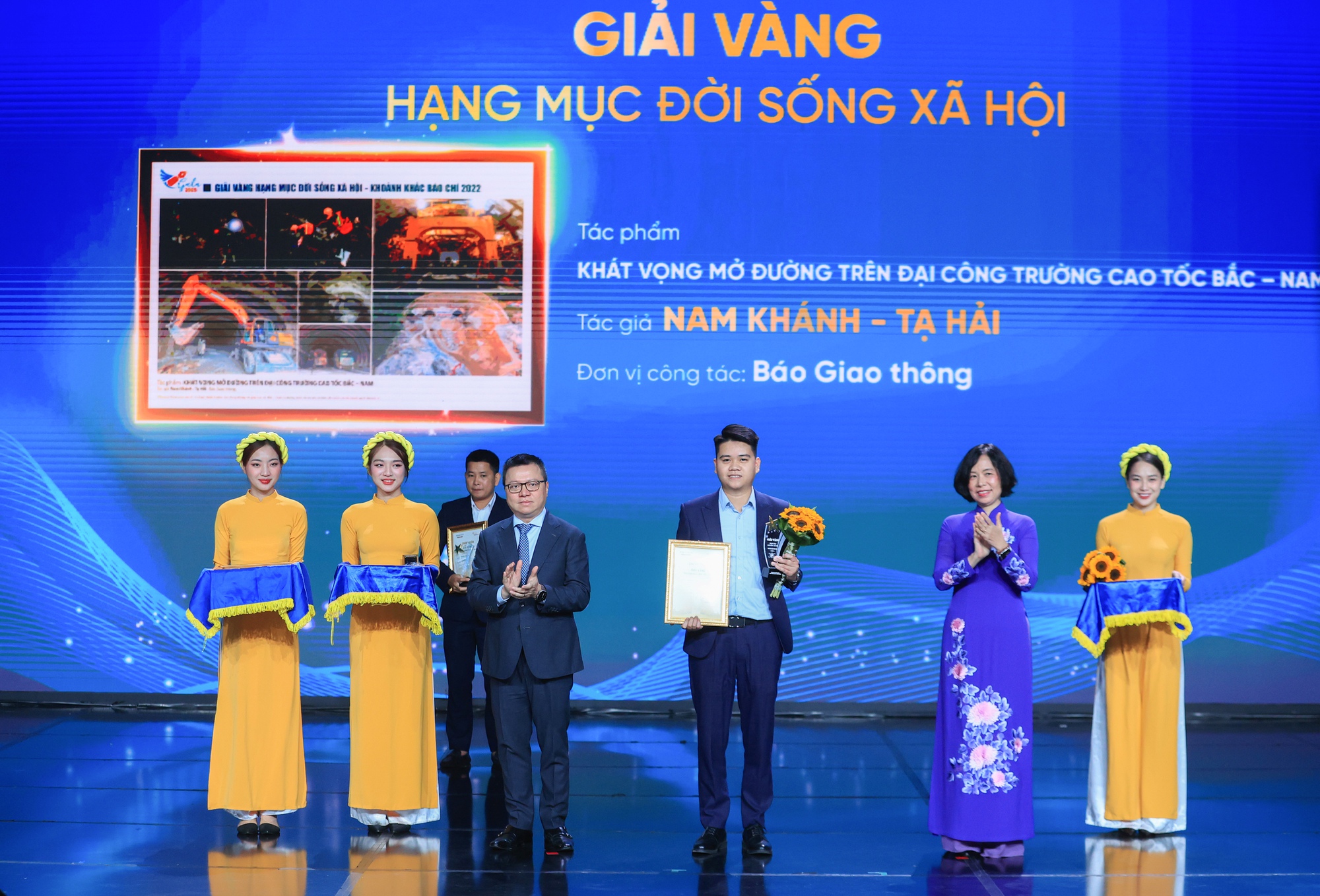 Báo Giao thông đạt giải Vàng "Khoảnh khắc báo chí 2022" - Ảnh 1. Báo Giao thông đạt giải Vàng "Khoảnh khắc báo chí 2022" - Ảnh 1.