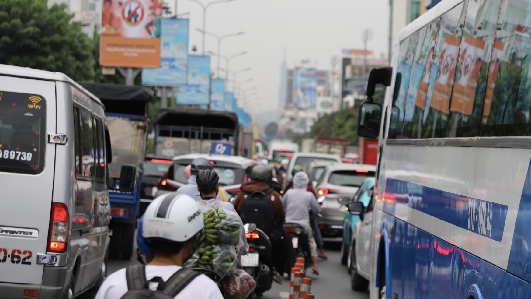 Ng&agrave;y cuối tuần v&atilde; mồ h&ocirc;i ở tuyến đường cửa ng&otilde; T&acirc;n Sơn Nhất  - Ảnh 3.