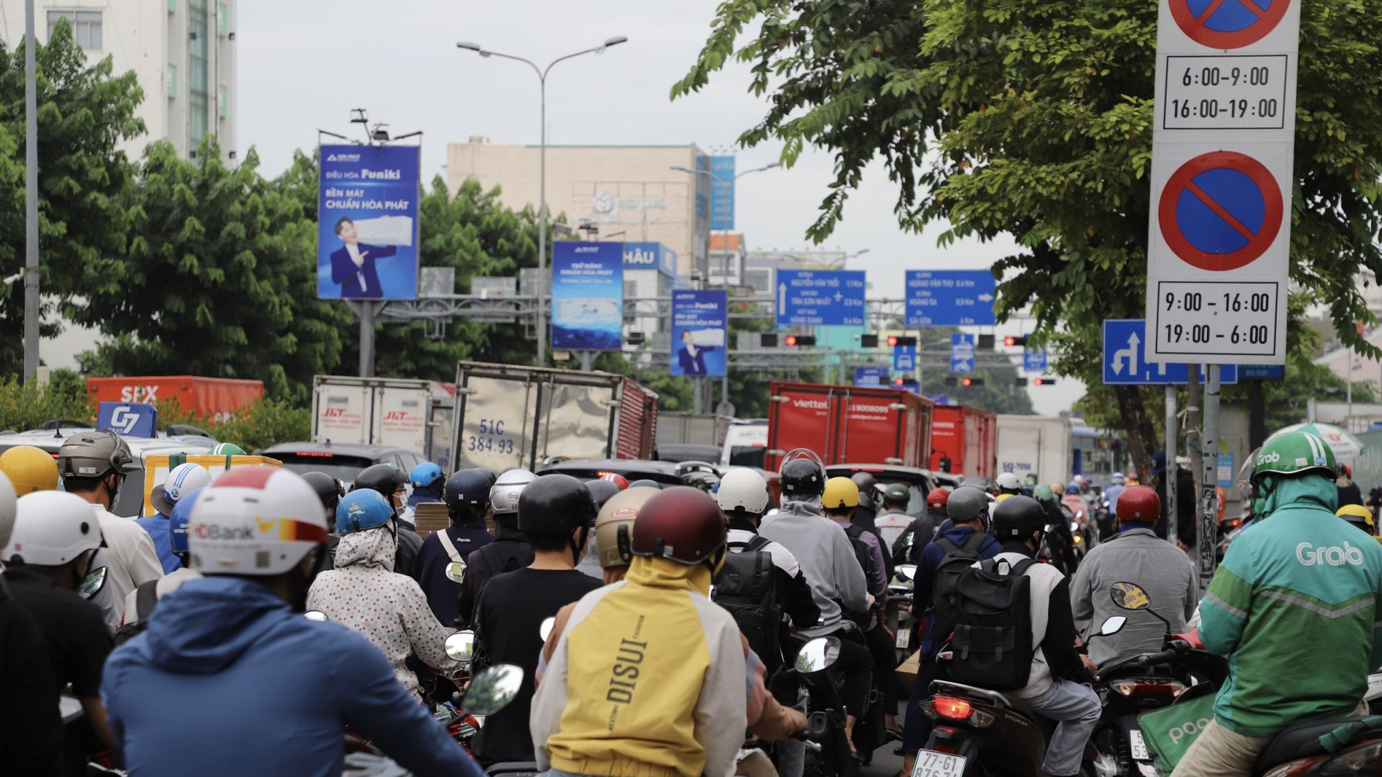 Ng&agrave;y cuối tuần v&atilde; mồ h&ocirc;i ở tuyến đường cửa ng&otilde; T&acirc;n Sơn Nhất  - Ảnh 4.