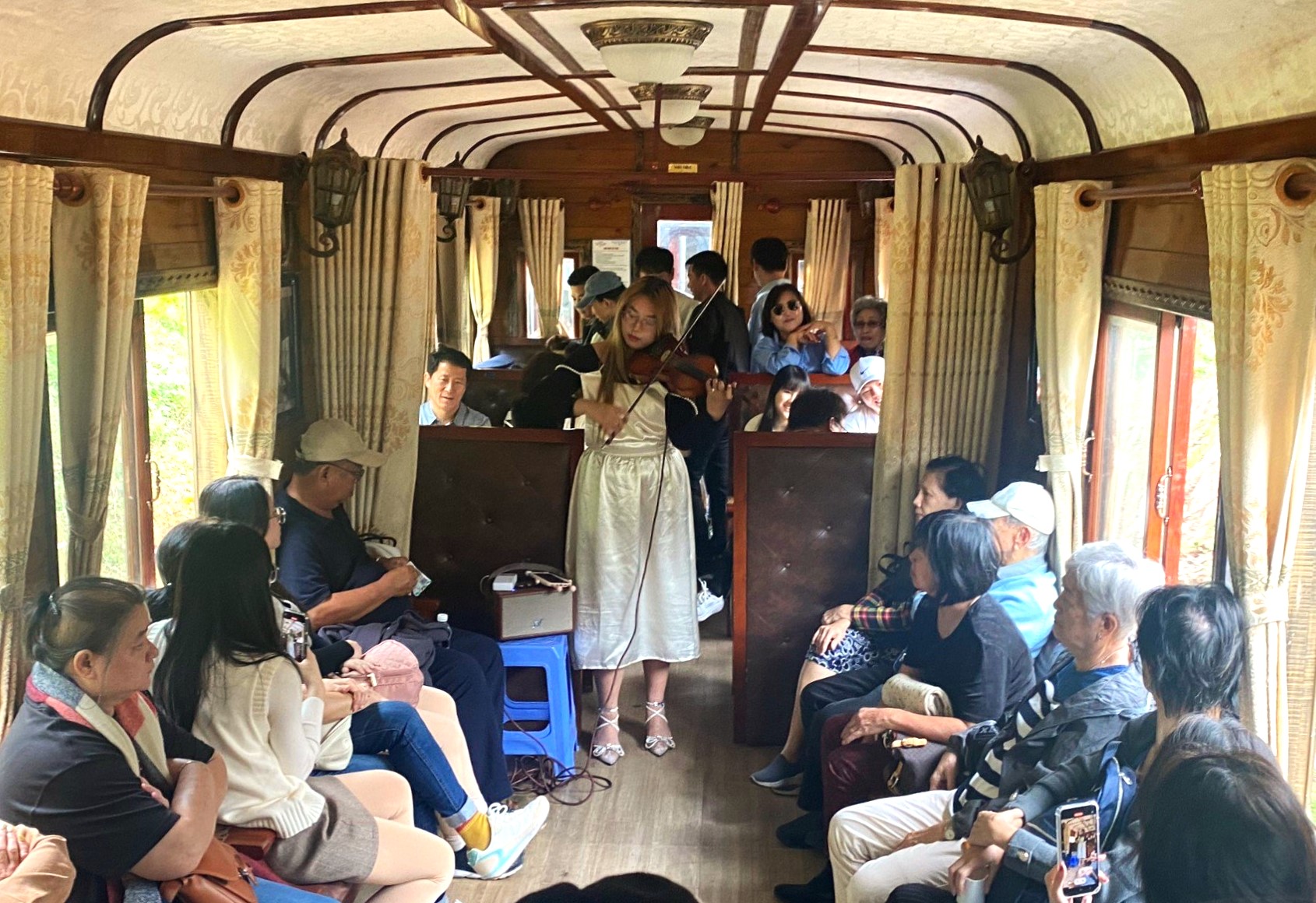 Đường sắt tăng t&agrave;u du lịch Đ&agrave; Lạt, biểu diễn miễn ph&iacute; h&ograve;a tấu &acirc;m nhạc - Ảnh 1.
