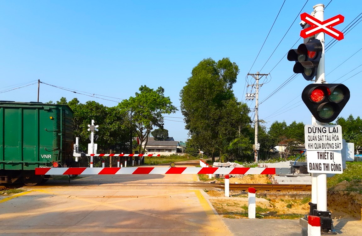 R&agrave; so&aacute;t biển b&aacute;o hiệu đường bộ tại điểm giao cắt với đường sắt - Ảnh 1.