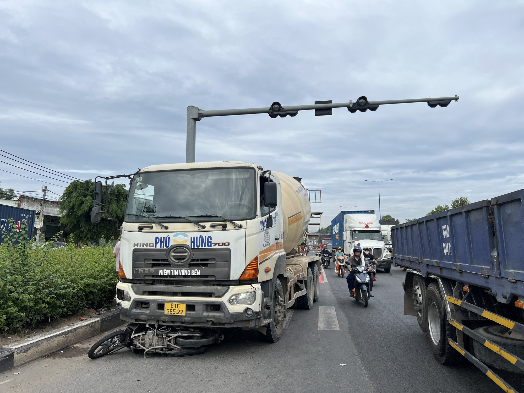 Xe bồn t&ocirc;ng nh&oacute;m người đang chờ đ&egrave;n đỏ, một người bị c&aacute;n n&aacute;t ch&acirc;n, nhiều xe m&aacute;y hư hỏng - Ảnh 5.