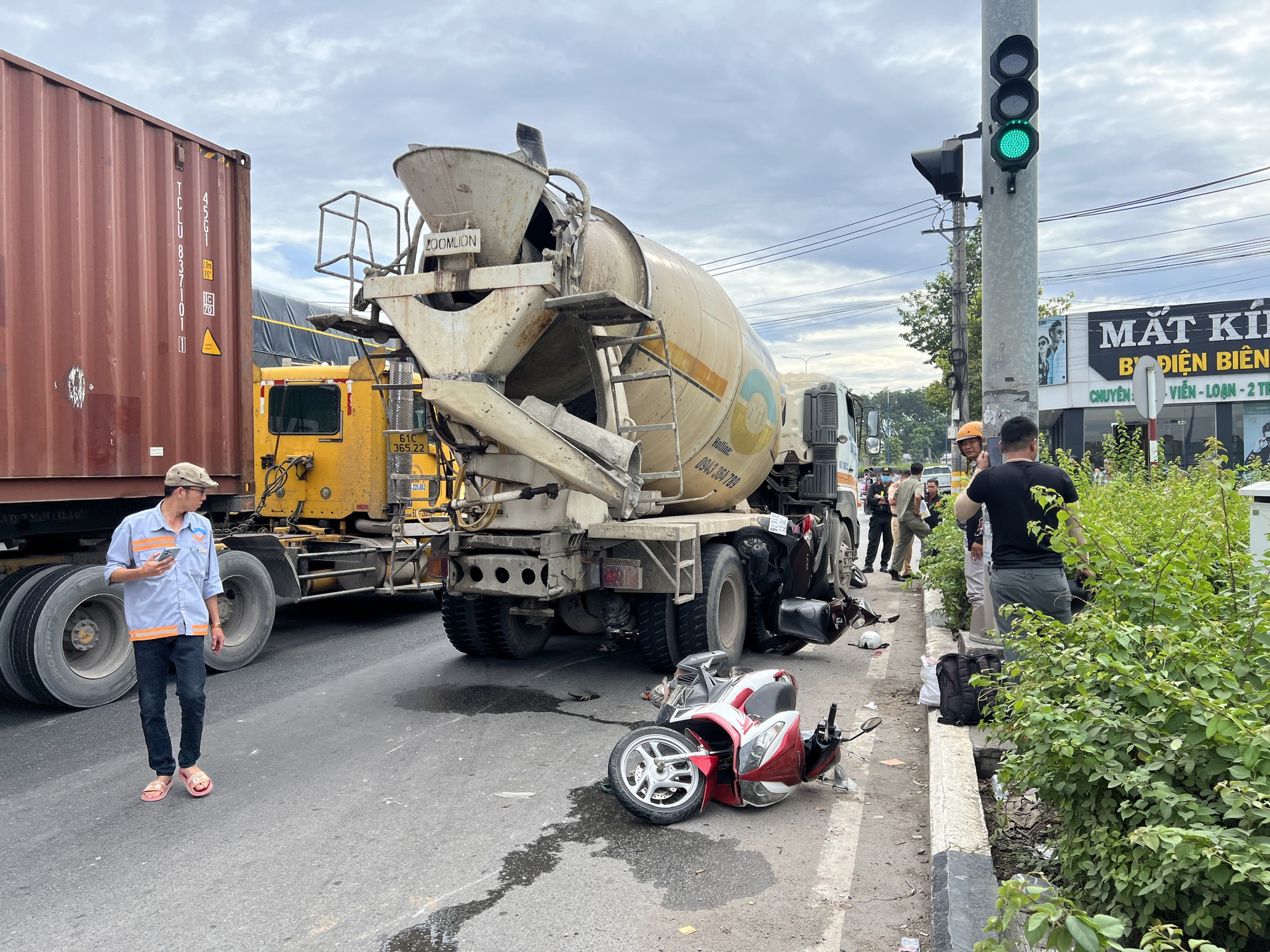 Xe bồn t&ocirc;ng nh&oacute;m người đang chờ đ&egrave;n đỏ, một người bị c&aacute;n n&aacute;t ch&acirc;n, nhiều xe m&aacute;y hư hỏng - Ảnh 1.