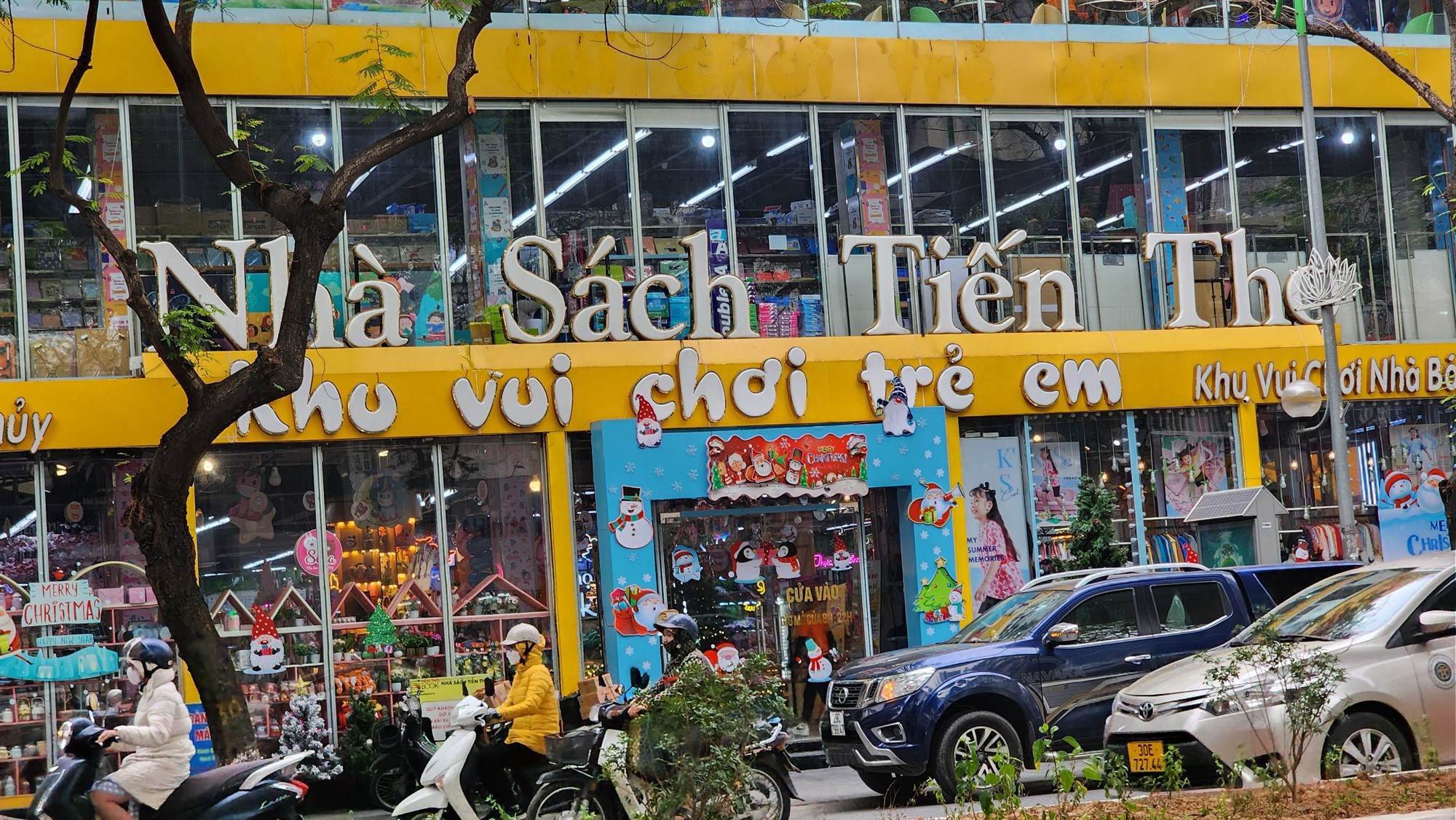 H&agrave; Nội: Kh&ocirc;ng đủ điều kiện PCCC, nhiều cơ sở Nh&agrave; s&aacute;ch Tiến Thọ vẫn ngang nhi&ecirc;n hoạt động - Ảnh 1.