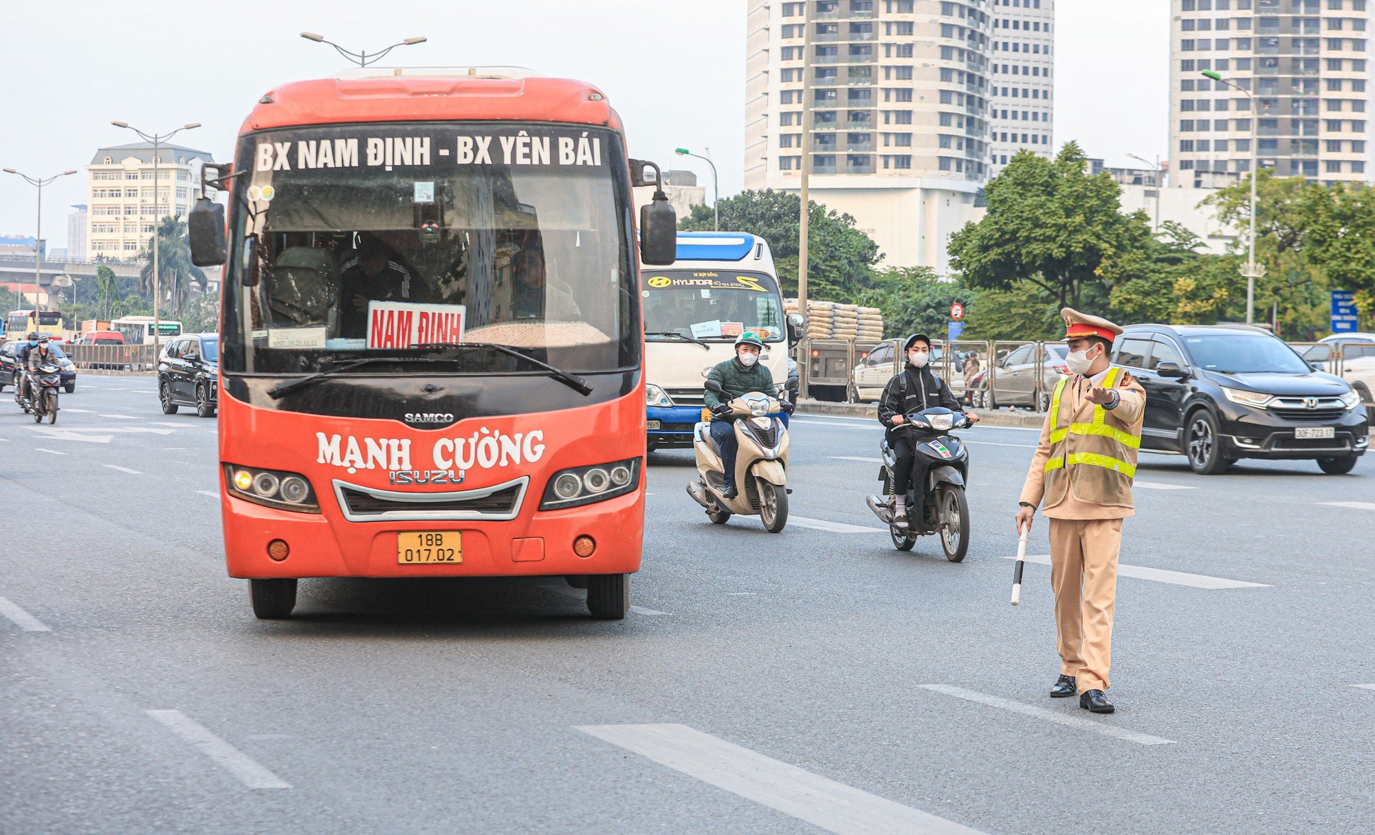 Liên ngành Hà Nội mạnh tay xử lý xe khách trên đường Phạm Hùng, Phạm Văn Đồng - Ảnh 1. Liên ngành Hà Nội mạnh tay xử lý xe khách trên đường Phạm Hùng, Phạm Văn Đồng - Ảnh 1.