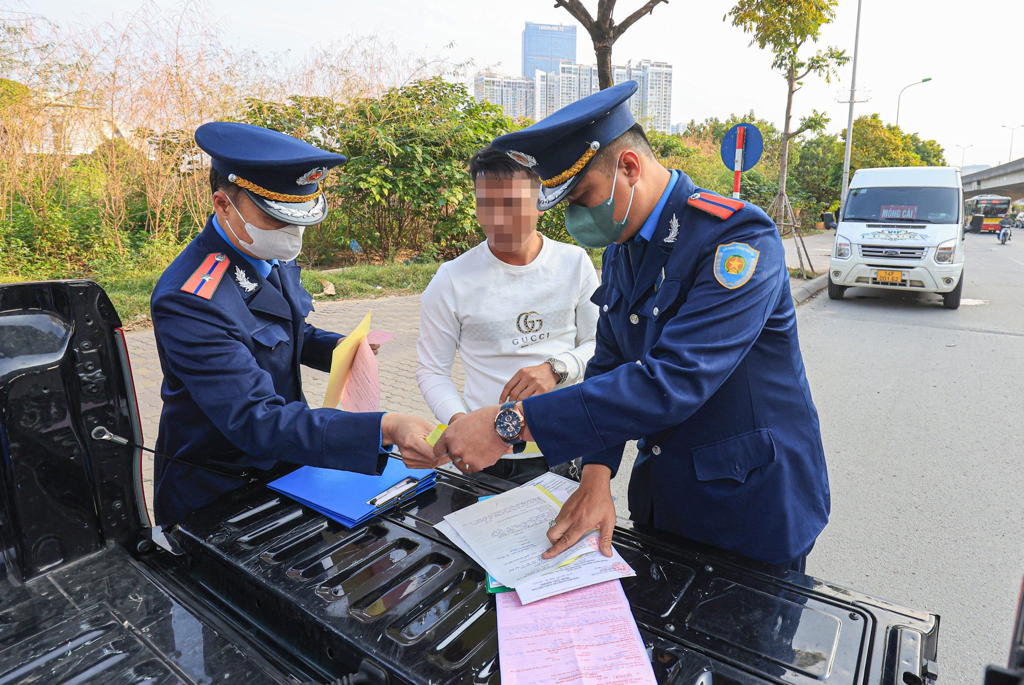 Liên ngành Hà Nội mạnh tay xử lý xe khách trên đường Phạm Hùng, Phạm Văn Đồng - Ảnh 6. Liên ngành Hà Nội mạnh tay xử lý xe khách trên đường Phạm Hùng, Phạm Văn Đồng - Ảnh 6.