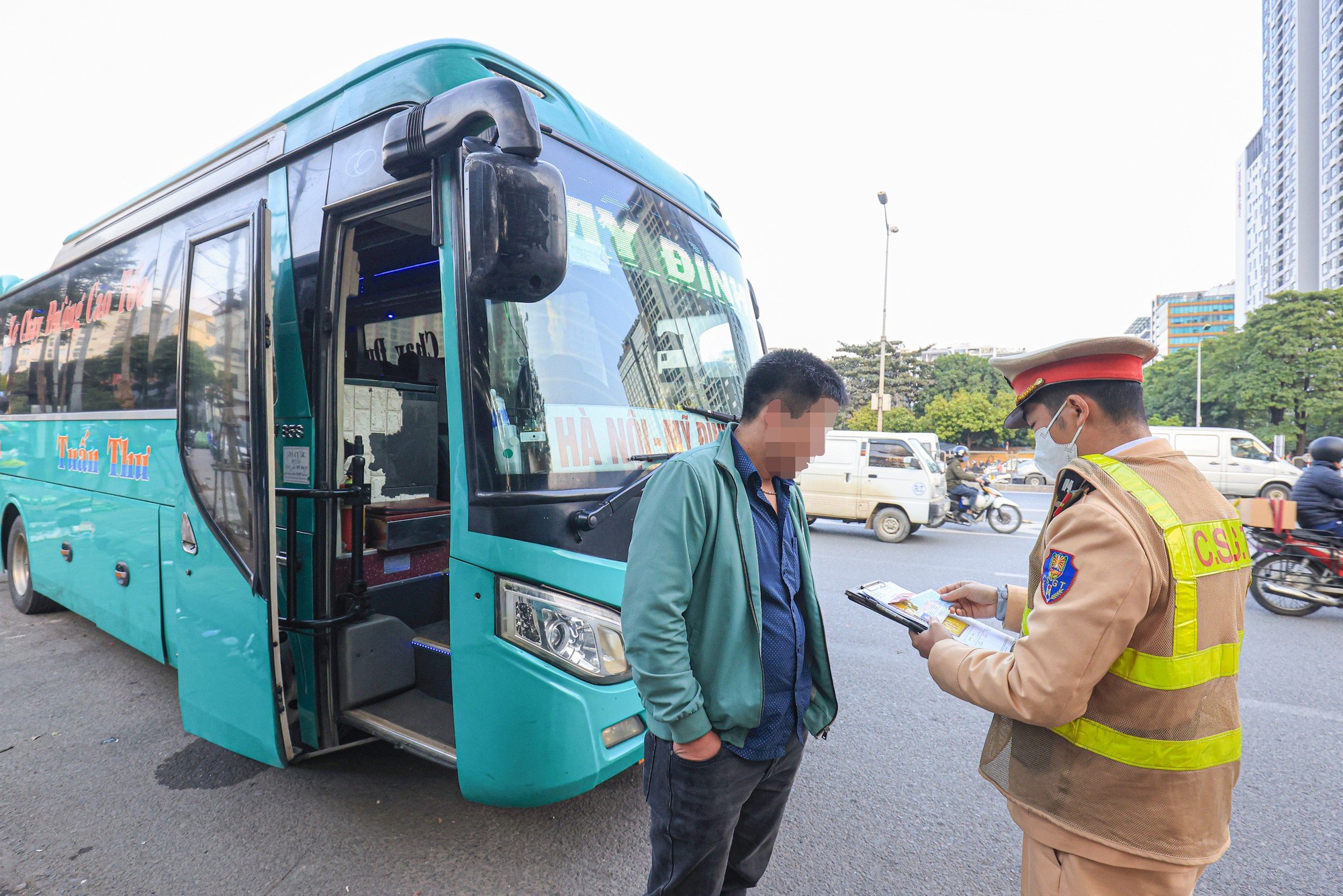 Liên ngành Hà Nội mạnh tay xử lý xe khách trên đường Phạm Hùng, Phạm Văn Đồng - Ảnh 2. Liên ngành Hà Nội mạnh tay xử lý xe khách trên đường Phạm Hùng, Phạm Văn Đồng - Ảnh 2.