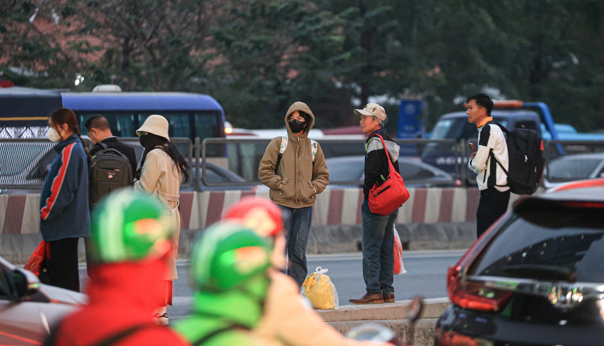 Liên ngành Hà Nội mạnh tay xử lý xe khách trên đường Phạm Hùng, Phạm Văn Đồng - Ảnh 11. Liên ngành Hà Nội mạnh tay xử lý xe khách trên đường Phạm Hùng, Phạm Văn Đồng - Ảnh 11.