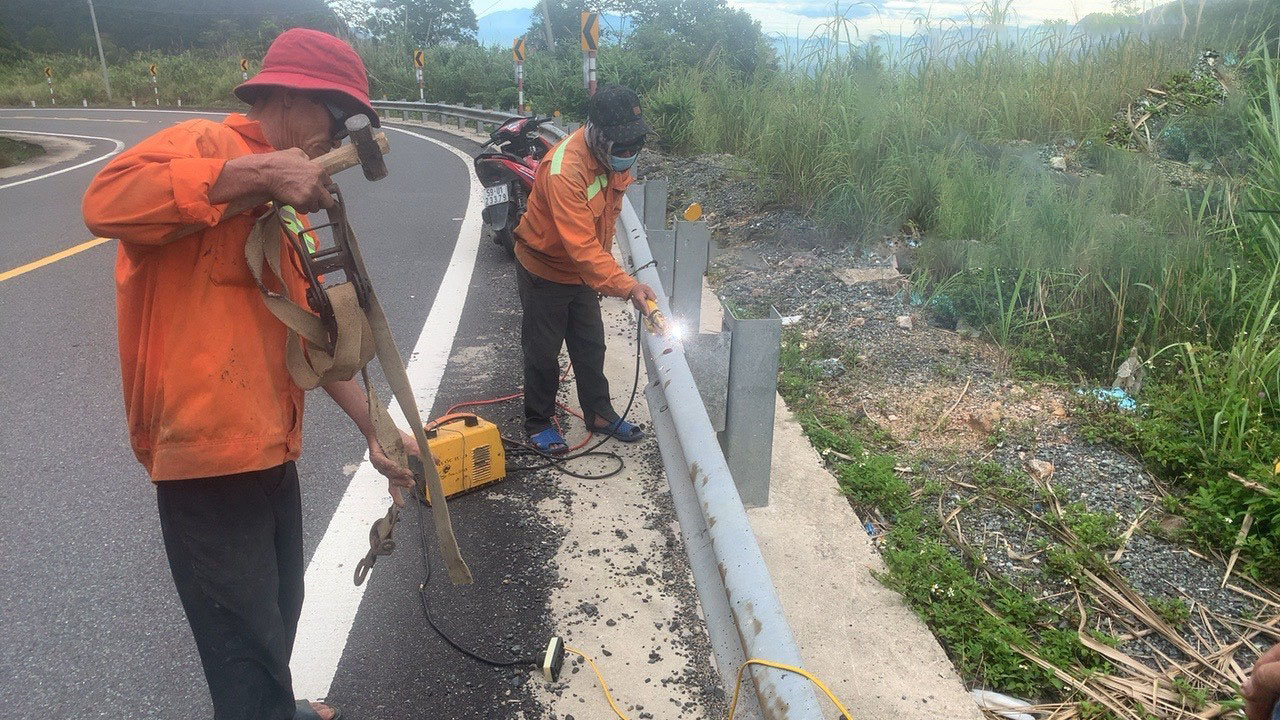 Thiết bị hộ lan quốc lộ 27C ở Kh&aacute;nh Ho&agrave; li&ecirc;n tục bị th&aacute;o trộm - Ảnh 1.