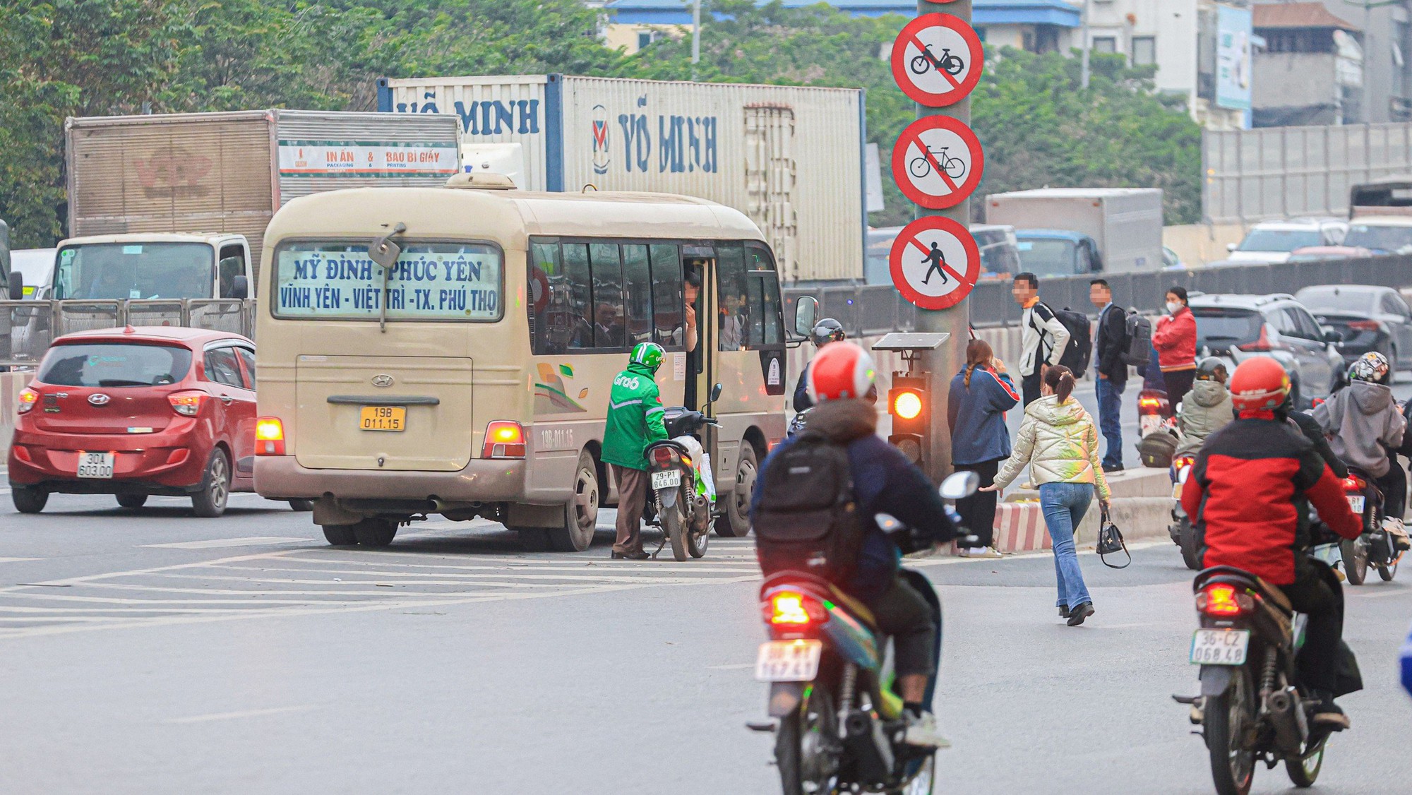 Liên ngành Hà Nội mạnh tay xử lý xe khách trên đường Phạm Hùng, Phạm Văn Đồng - Ảnh 9. Liên ngành Hà Nội mạnh tay xử lý xe khách trên đường Phạm Hùng, Phạm Văn Đồng - Ảnh 9.