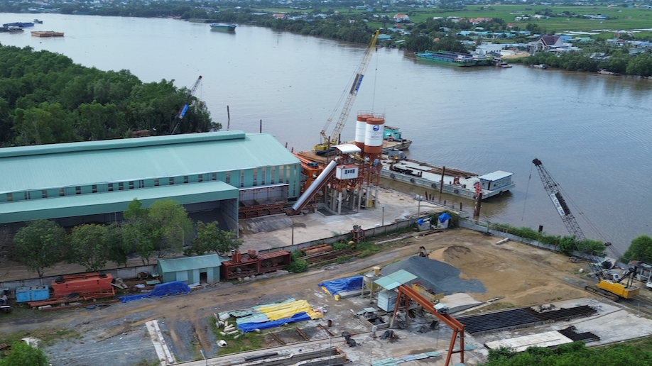 Nhà thầu nghìn tỷ cầu đường Hồng An công khai hủy hoại đất, xây dựng trái phép - Ảnh 2. Nhà thầu nghìn tỷ cầu đường Hồng An công khai hủy hoại đất, xây dựng trái phép - Ảnh 2.