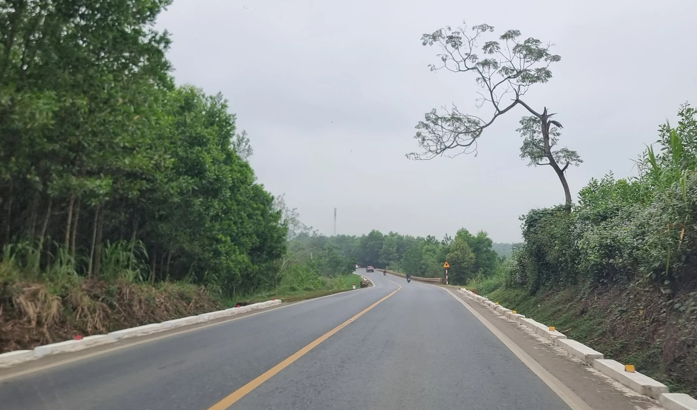 H&agrave;ng trăm hộ d&acirc;n miền n&uacute;i Thanh Ho&aacute; mong sớm n&acirc;ng cấp đường Hồ Ch&iacute; Minh- Ảnh 4.