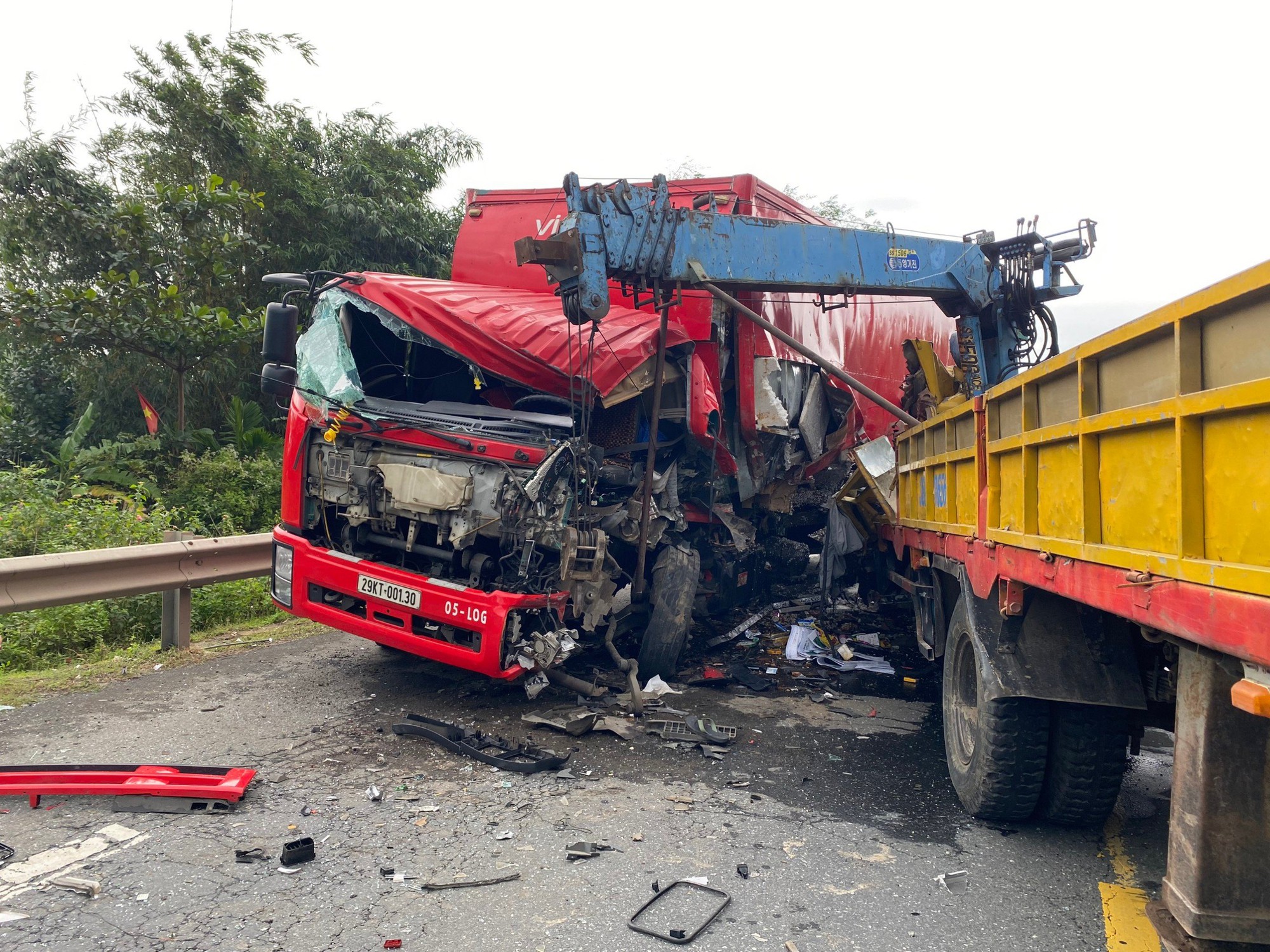 Xe tải đấu đầu tr&ecirc;n đường tr&aacute;nh Nam Hải V&acirc;n, 4 người bị thương - Ảnh 1.