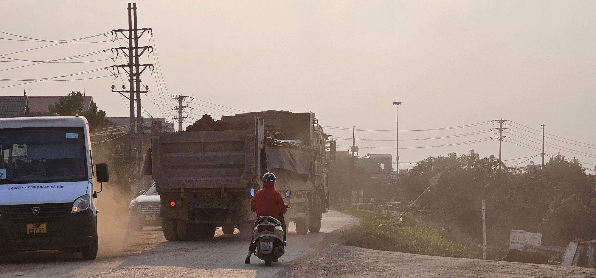 Hà Nội: Xe nghi quá tải hoành hành trên đê, tung bụi mù mịt - Ảnh 4. Hà Nội: Xe nghi quá tải hoành hành trên đê, tung bụi mù mịt - Ảnh 4.