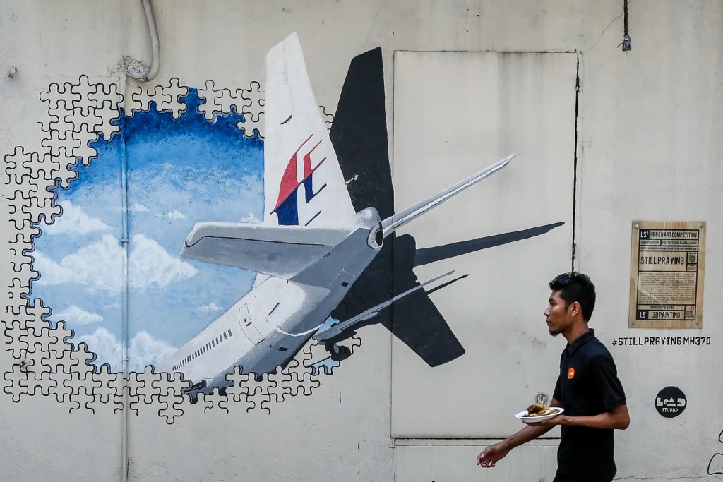 Chiếc lưới đ&aacute;nh c&aacute; r&aacute;ch h&eacute; lộ manh mối tuyệt mật về chuyến bay MH370 - Ảnh 2.