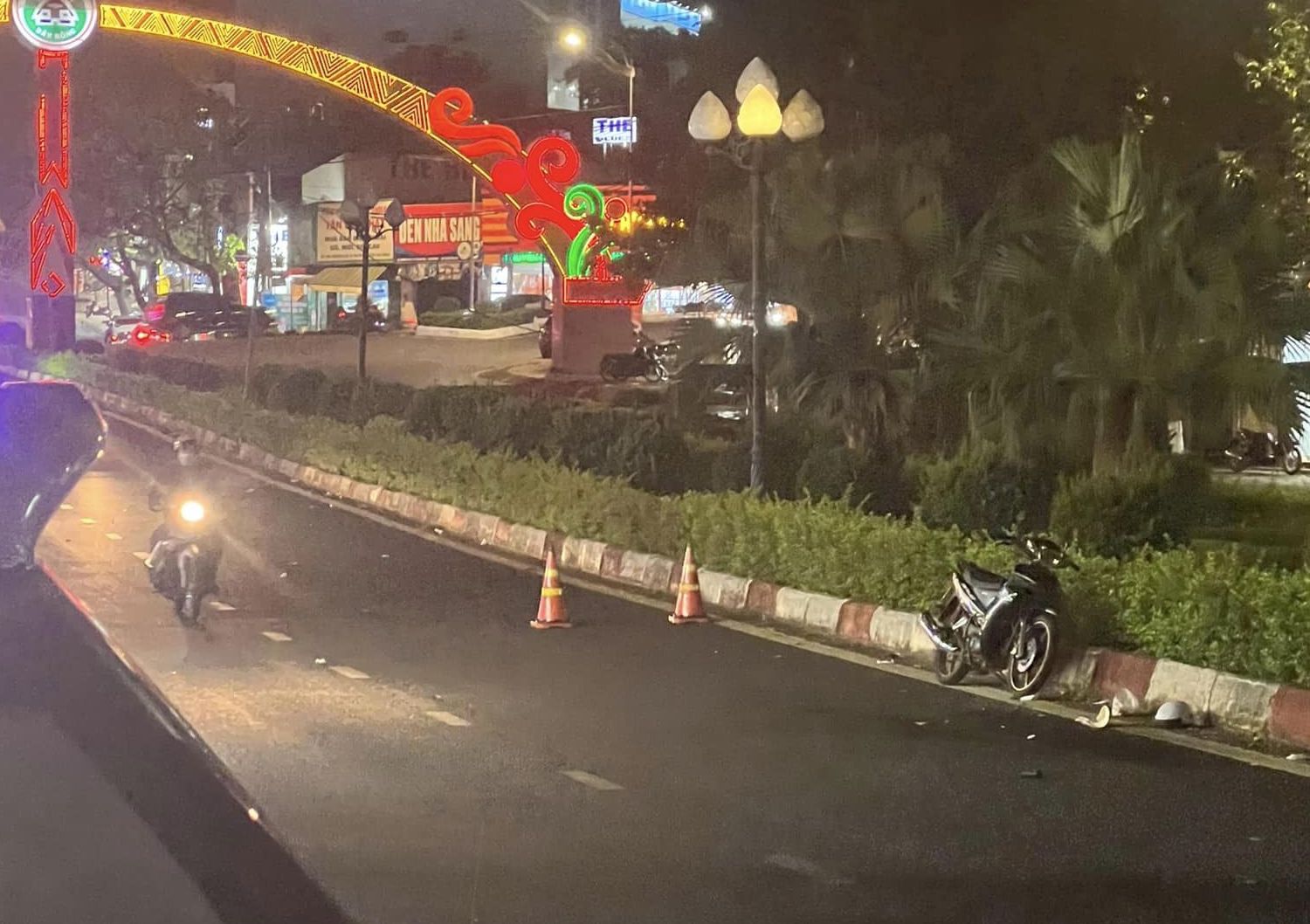 Xe m&aacute;y t&ocirc;ng người đi bộ, học sinh v&agrave; c&ocirc; gi&aacute;o c&ugrave;ng bị chấn thương sợ n&atilde;o - Ảnh 1.