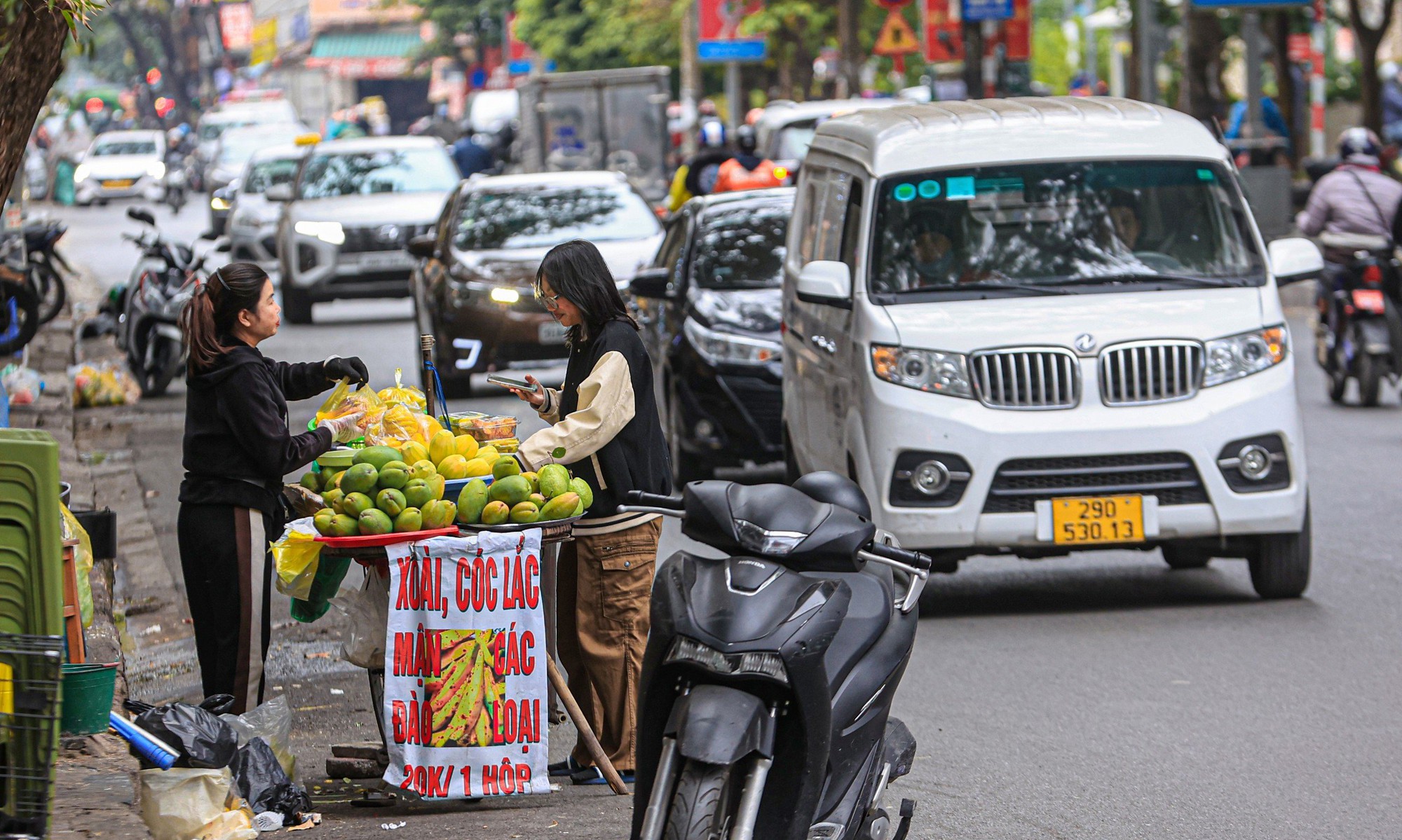 Cận cảnh đường Nguyễn Tuân sắp được chi 400 tỷ mở rộng mặt đường - Ảnh 3. Cận cảnh đường Nguyễn Tuân sắp được chi 400 tỷ mở rộng mặt đường - Ảnh 3.
