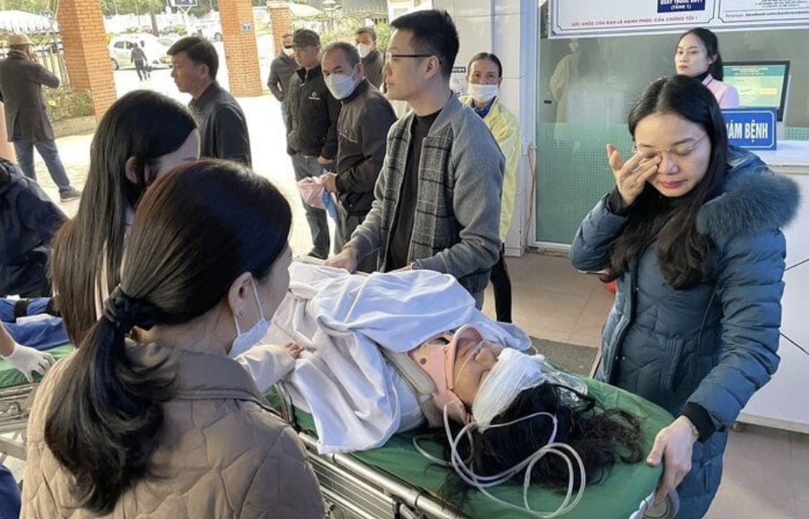 Sập trần gỗ trường học, nhiều học sinh phải nhập viện: R&agrave; so&aacute;t to&agrave;n bộ ph&ograve;ng học - Ảnh 2.