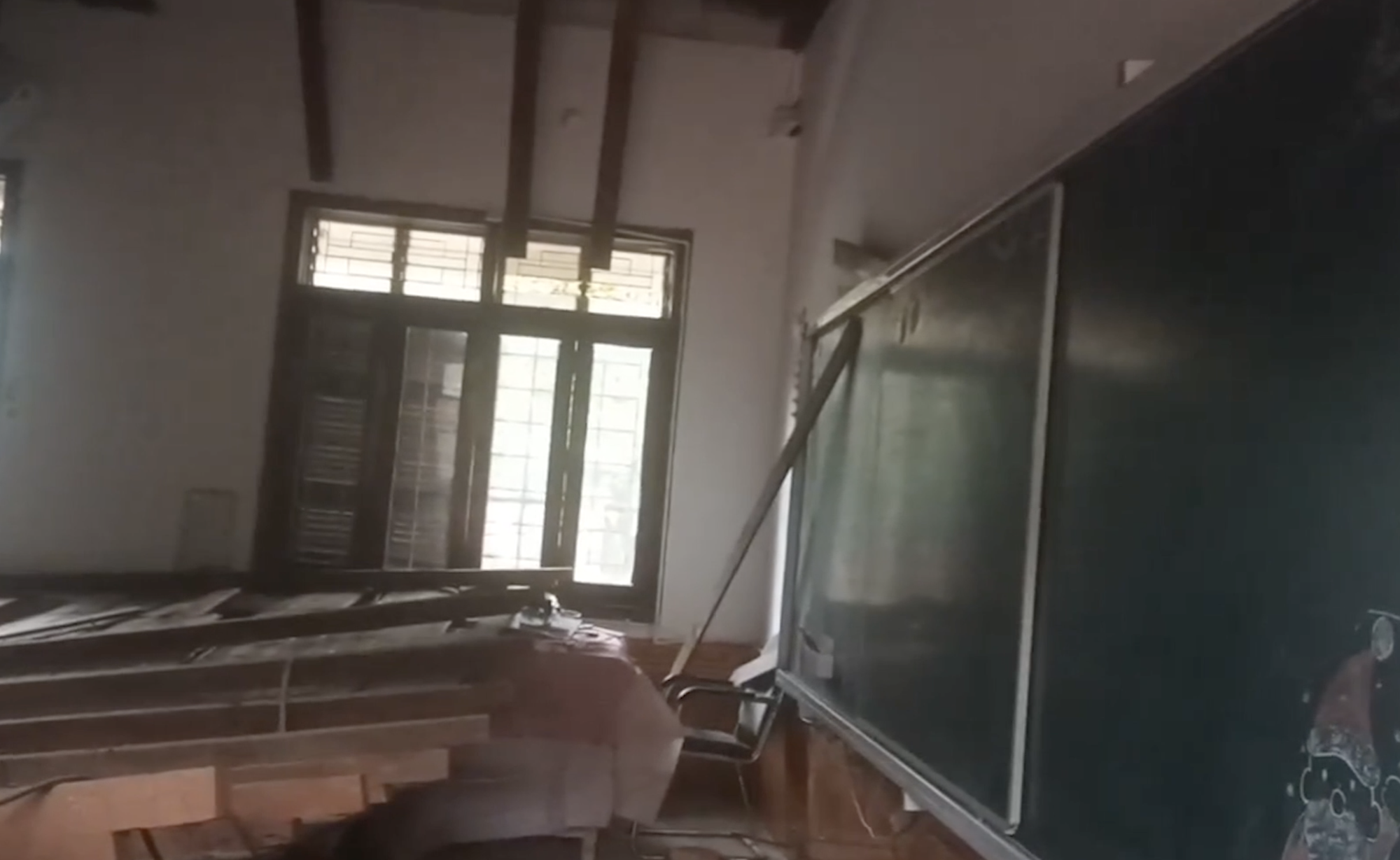 Học sinh kể lại giây phút trần nhà sập, đè lên nhiều bạn trong lớp - Ảnh 1. Học sinh kể lại giây phút trần nhà sập, đè lên nhiều bạn trong lớp - Ảnh 1.