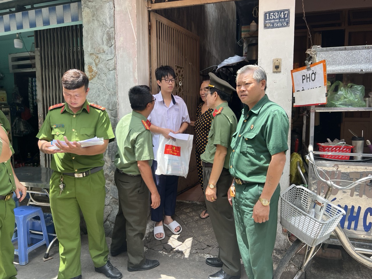 Cựu chiến binh giúp trật tự an ninh tại địa phương - Ảnh 2. Cựu chiến binh giúp trật tự an ninh tại địa phương - Ảnh 2.