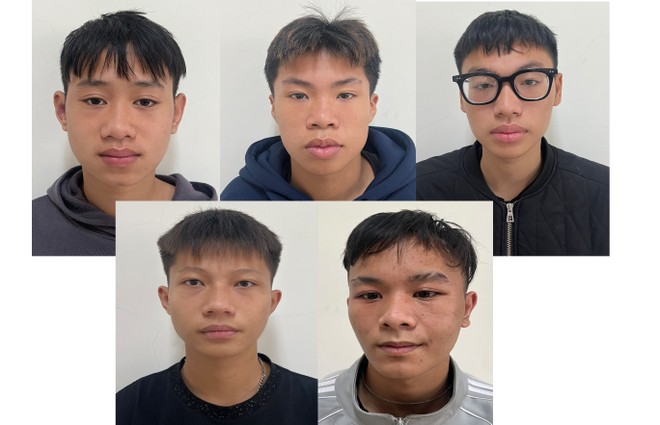 Mang dao đi t&igrave;m đối thủ, nh&oacute;m đối tượng ch&eacute;m đứt g&acirc;n người đi đường - Ảnh 1.