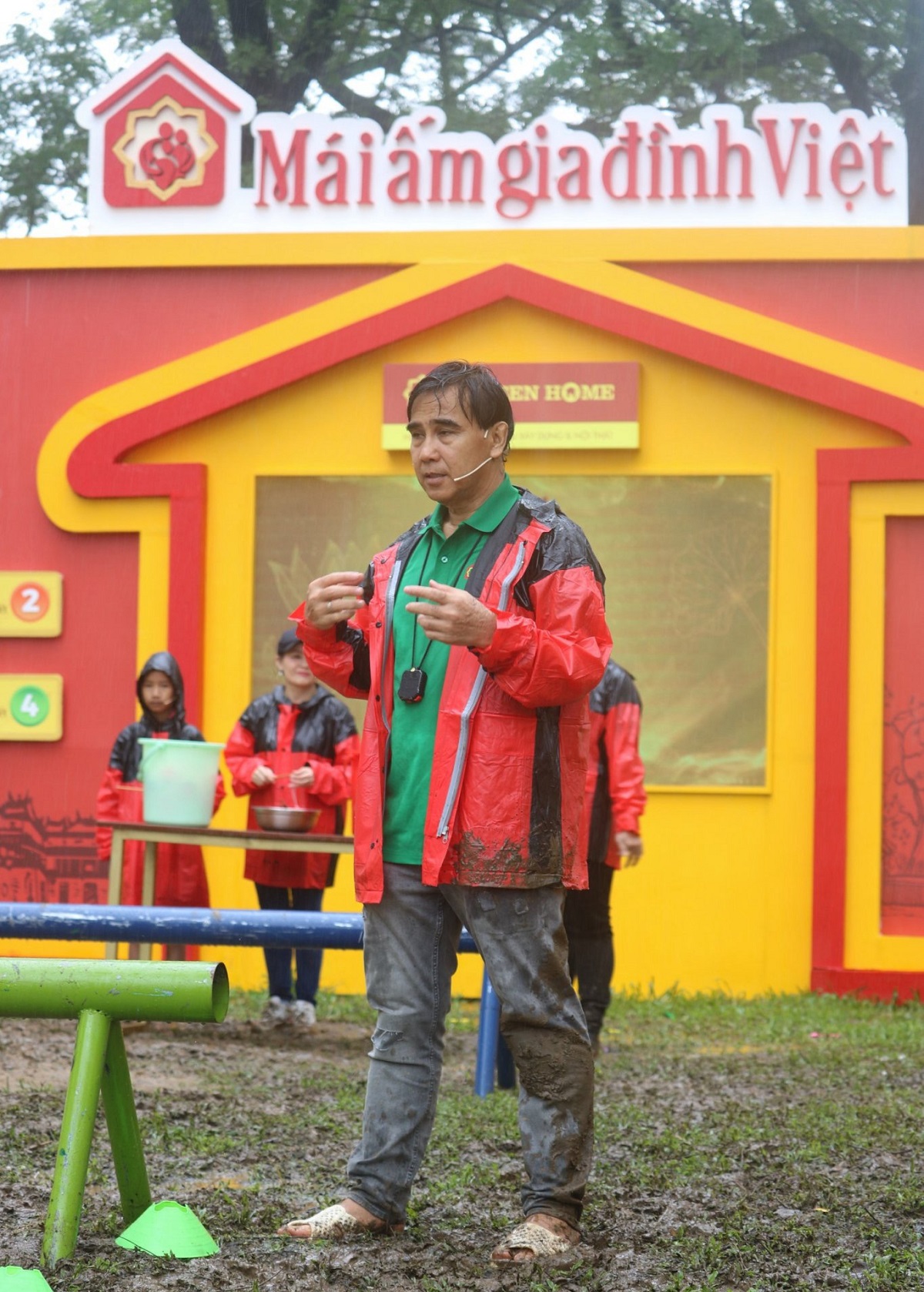 Quyền Linh dầm mưa, lấm lem b&ugrave;n đất vẫn muốn l&agrave;m để c&oacute; tiền cho c&aacute;c em nhỏ - Ảnh 2.