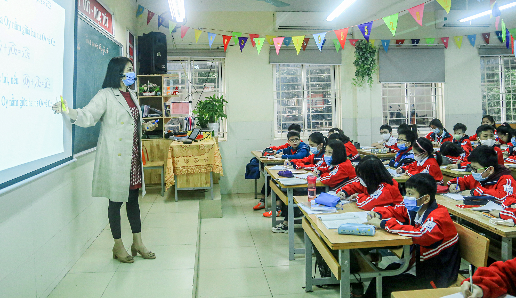 Lợi &iacute;ch bỏ thi thăng hạng vi&ecirc;n chức - Ảnh 1.