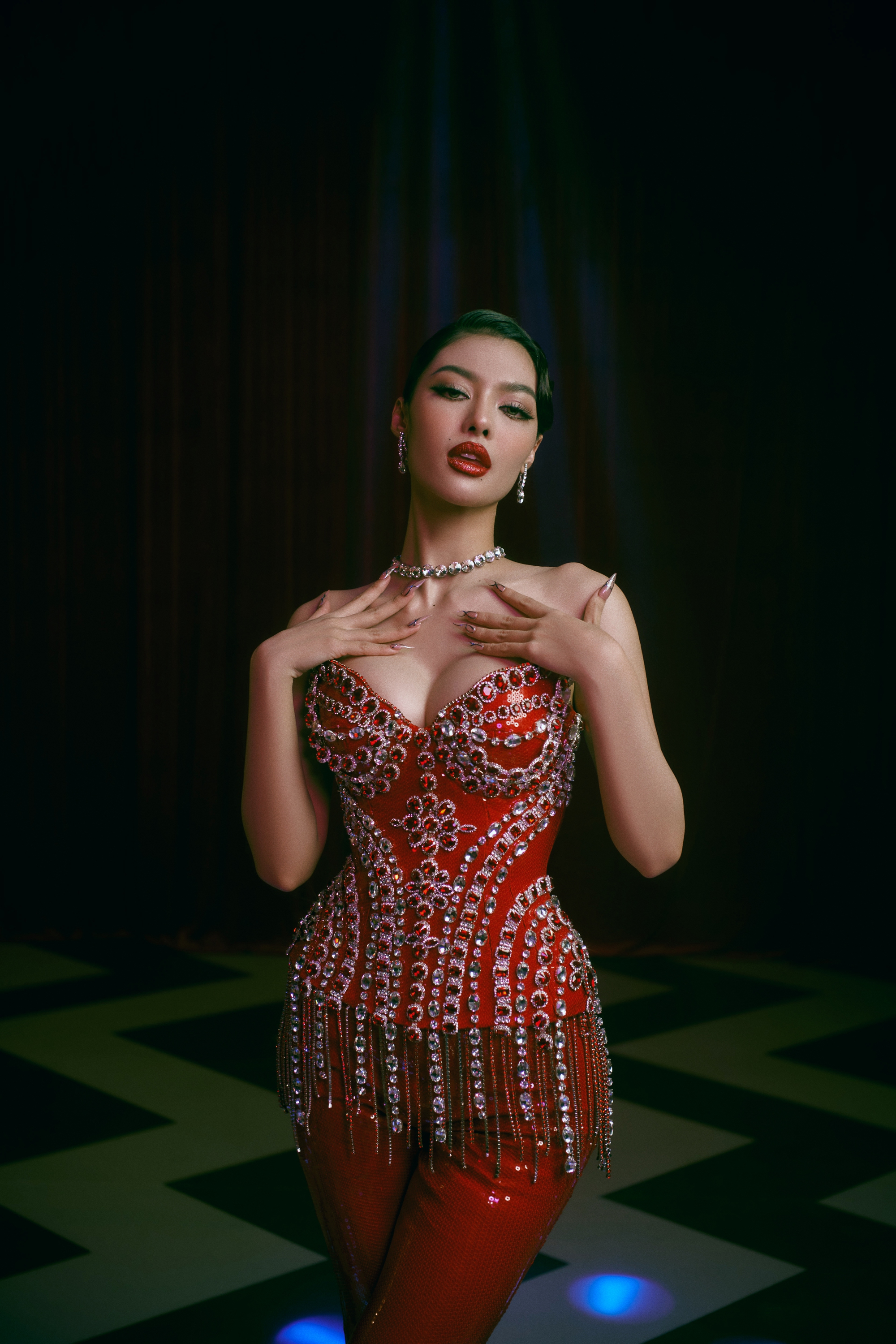 Lona khoe body và vũ đạo “nóng bỏng” trong MV Vì yêu anh - Ảnh 3. Lona khoe body và vũ đạo “nóng bỏng” trong MV Vì yêu anh - Ảnh 3.