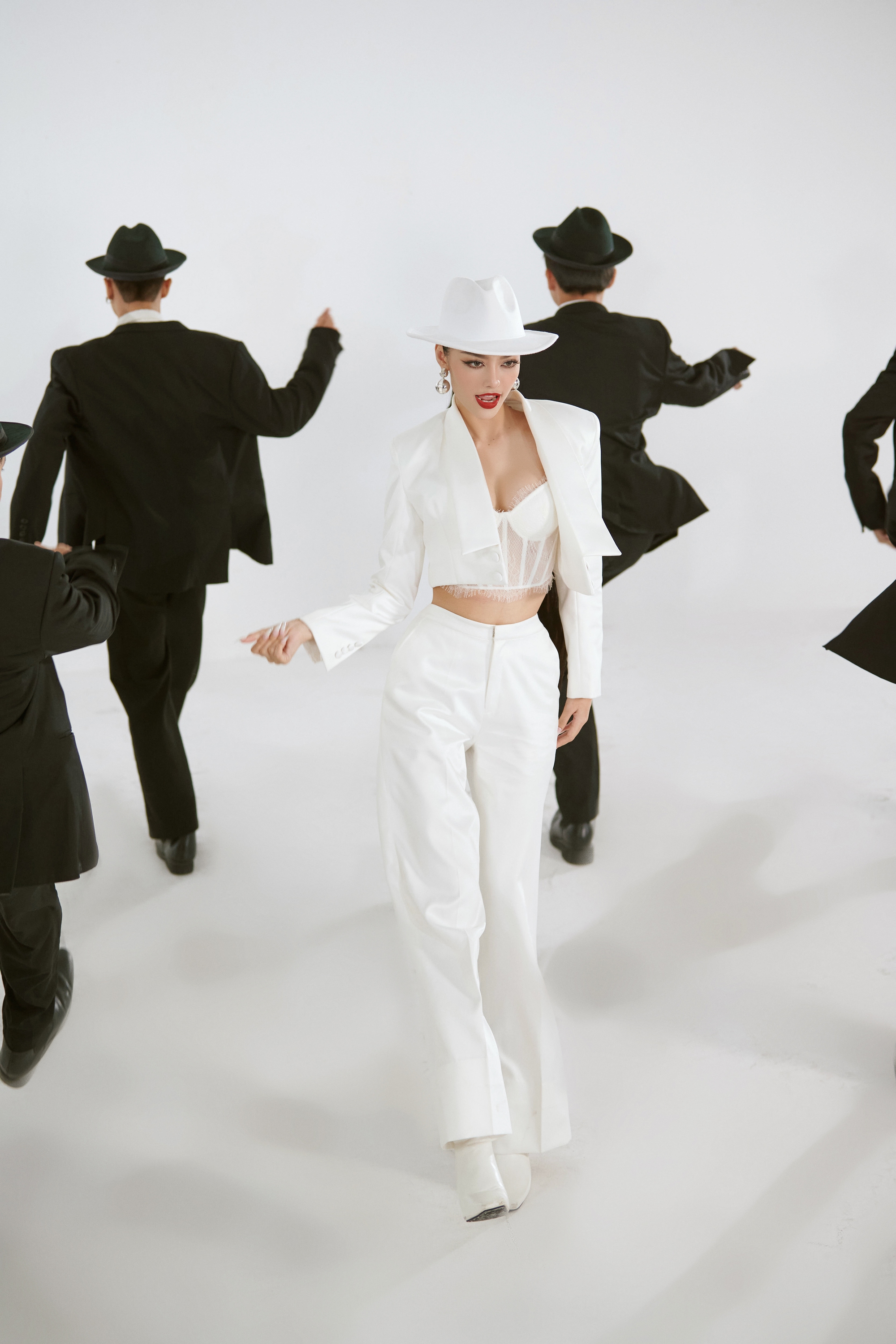 Lona khoe body và vũ đạo “nóng bỏng” trong MV Vì yêu anh - Ảnh 5. Lona khoe body và vũ đạo “nóng bỏng” trong MV Vì yêu anh - Ảnh 5.