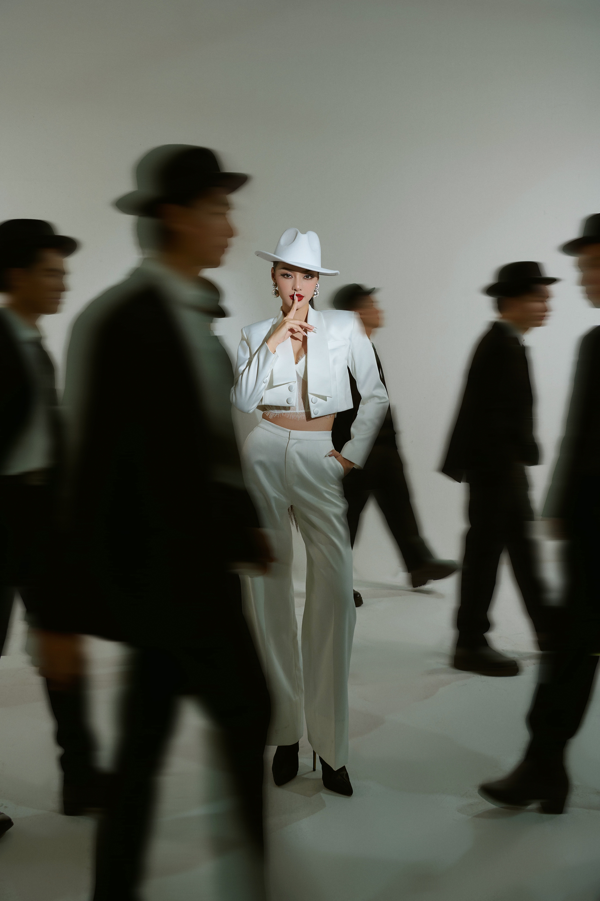 Lona khoe body và vũ đạo “nóng bỏng” trong MV Vì yêu anh - Ảnh 7. Lona khoe body và vũ đạo “nóng bỏng” trong MV Vì yêu anh - Ảnh 7.