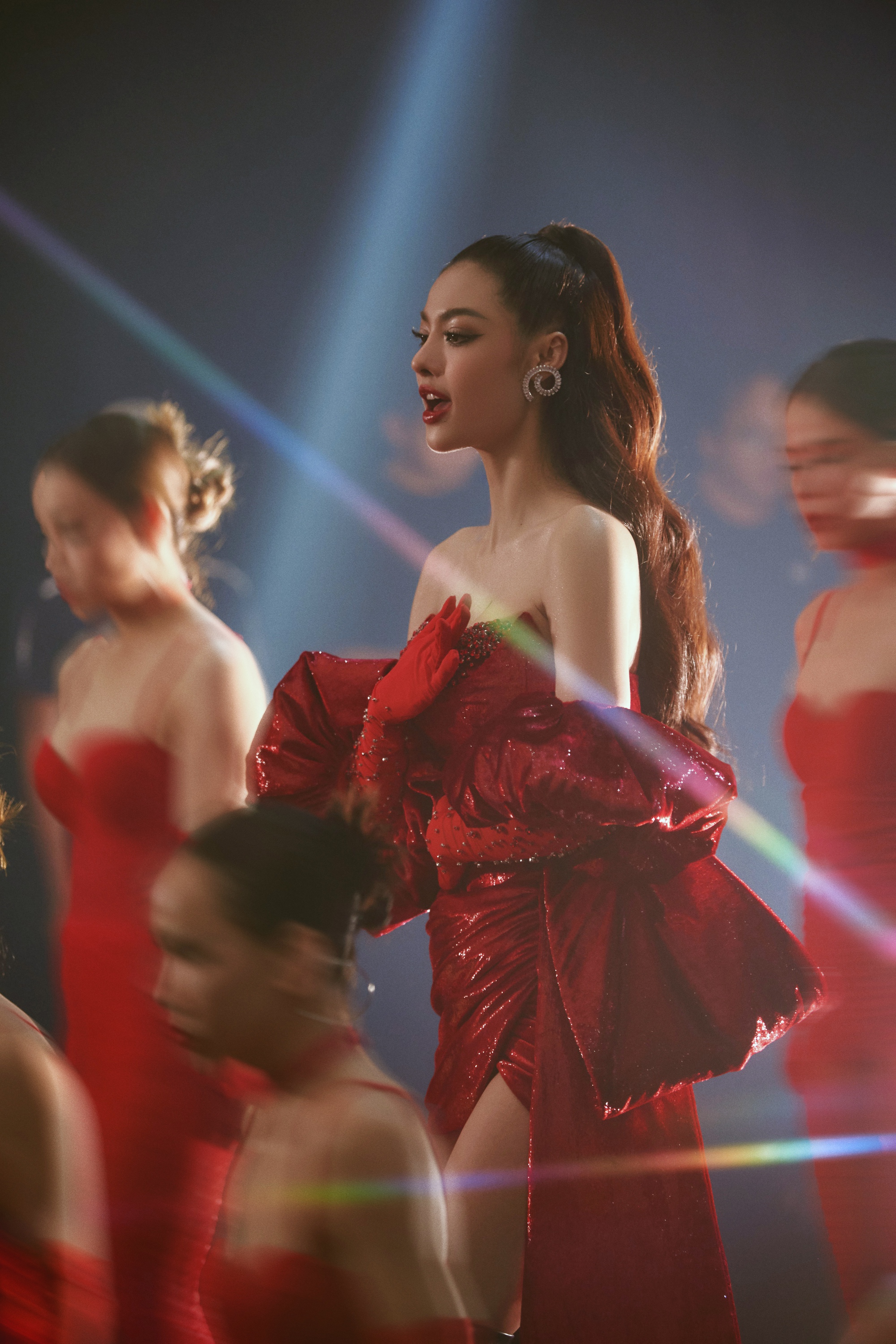 Lona khoe body và vũ đạo “nóng bỏng” trong MV Vì yêu anh - Ảnh 1. Lona khoe body và vũ đạo “nóng bỏng” trong MV Vì yêu anh - Ảnh 1.