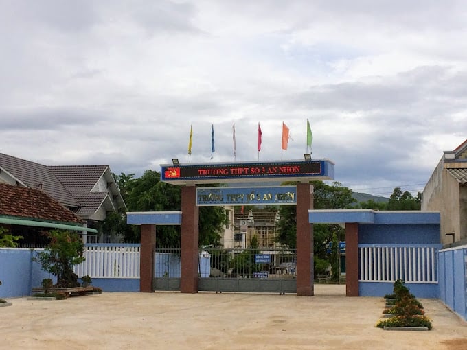 Một nam sinh lớp 10 bị đ&aacute;nh hội đồng đến g&atilde;y xương ch&iacute;nh mũi phải nhập viện cấp cứu - Ảnh 1.