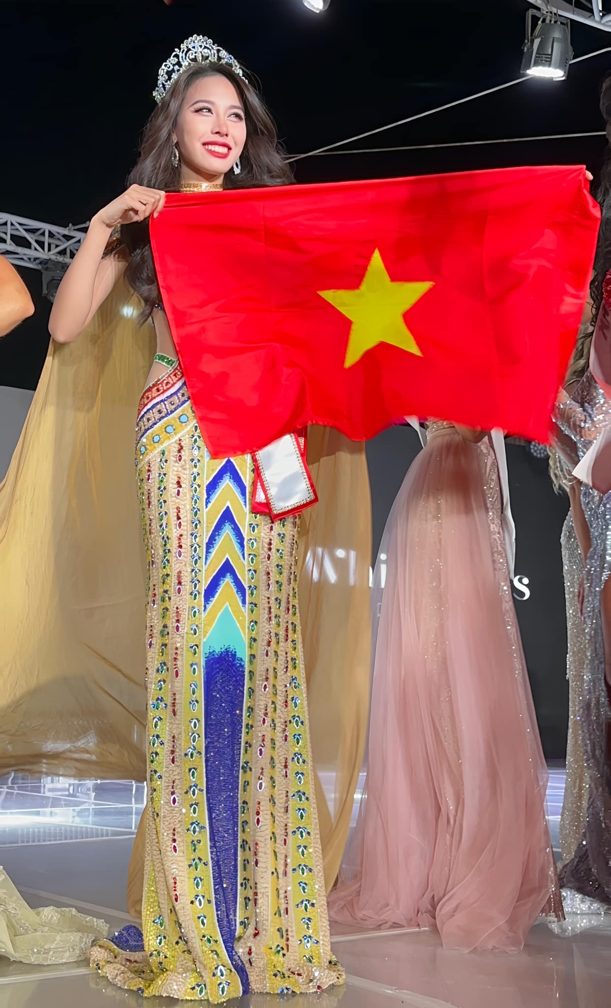 Một năm bội thu th&agrave;nh t&iacute;ch quốc tế của hoa hậu, &aacute; hậu nh&agrave; Sen V&agrave;ng - Ảnh 2.