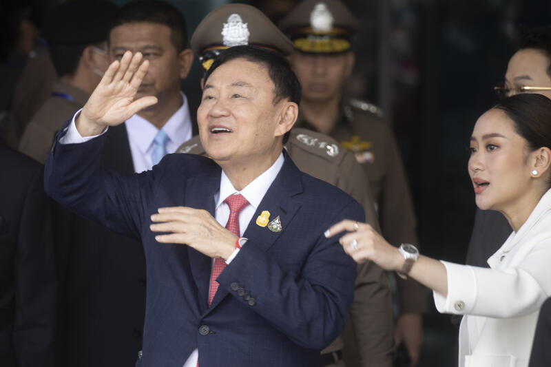 &Ocirc;ng Thaksin được Ho&agrave;ng gia Th&aacute;i Lan giảm mức &aacute;n từ 8 năm xuống 1 năm t&ugrave; (Ảnh: AP)