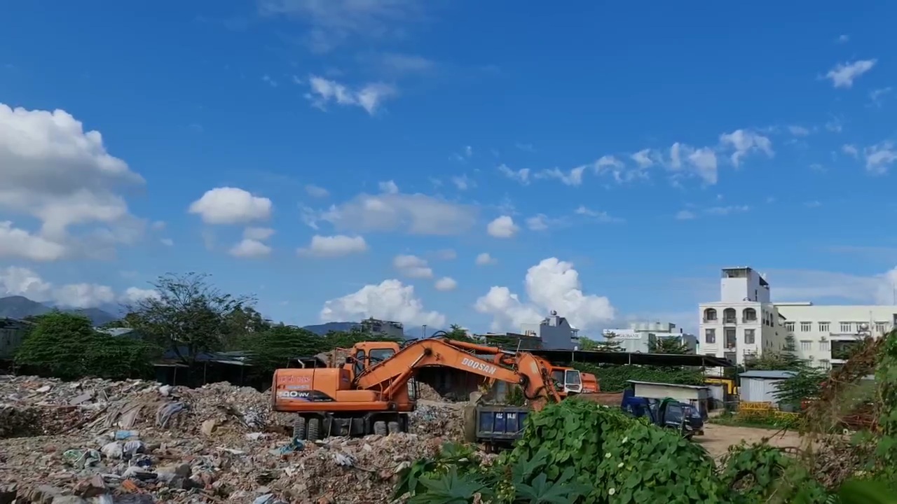 Xe tải chạy đường cấm v&agrave;o b&atilde;i x&agrave; bần kh&ocirc;ng ph&eacute;p: Kiểm tra, xử l&yacute; nghi&ecirc;m vi phạm - Ảnh 1.