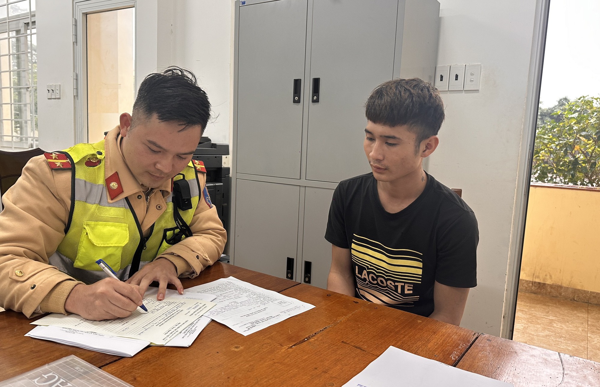 Thanh niên dương tính với chất ma túy, chạy xe máy bốc đầu bị phạt gần 18 triệu đồng - Ảnh 2. Thanh niên dương tính với chất ma túy, chạy xe máy bốc đầu bị phạt gần 18 triệu đồng - Ảnh 2.