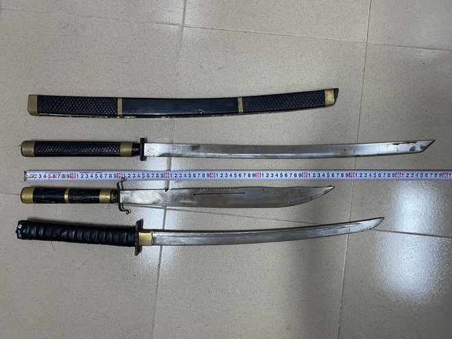 Mang dao đi t&igrave;m đối thủ, nh&oacute;m đối tượng ch&eacute;m đứt g&acirc;n người đi đường - Ảnh 2.