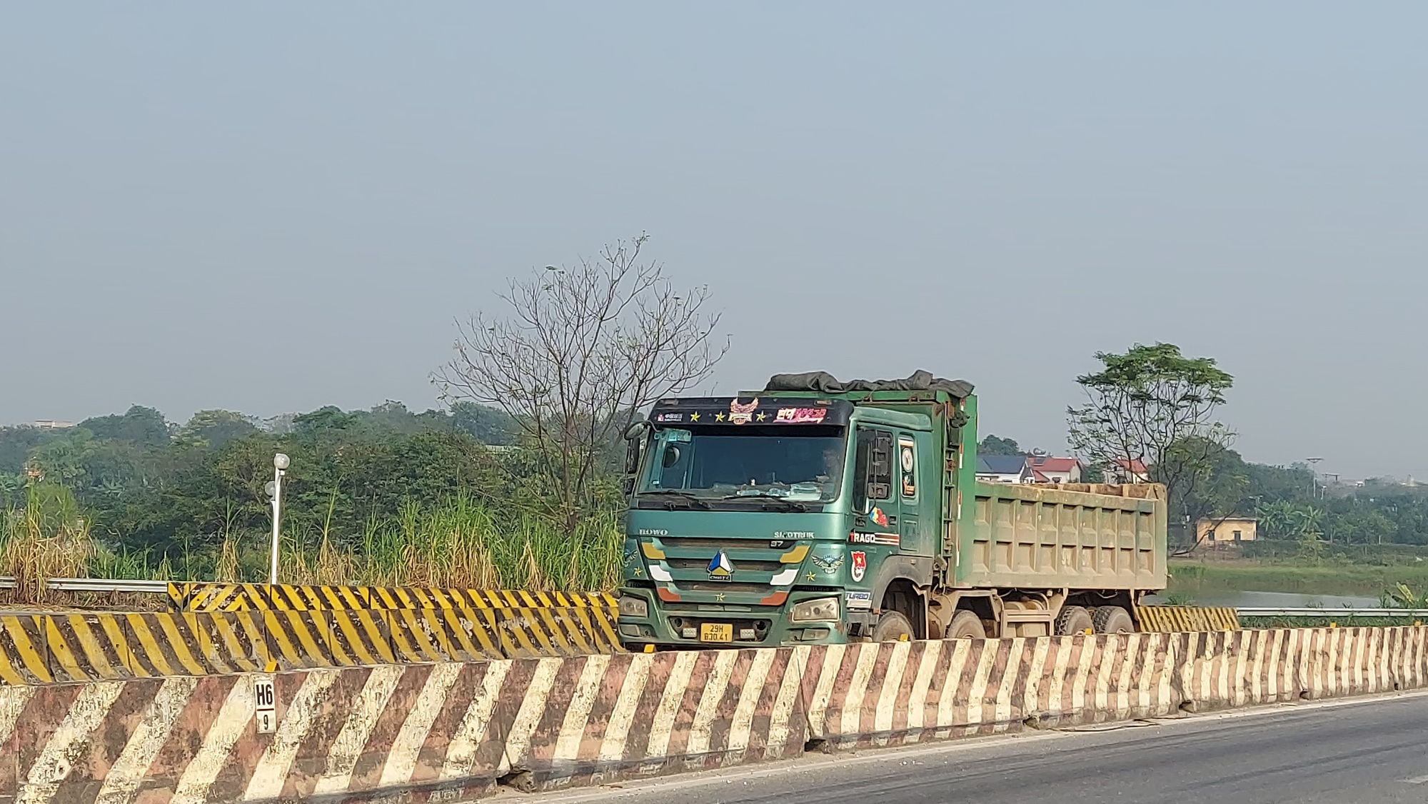 Vĩnh Ph&uacute;c: Xe "vua" n&aacute;o loạn huyện Vĩnh Tường - Ảnh 2.