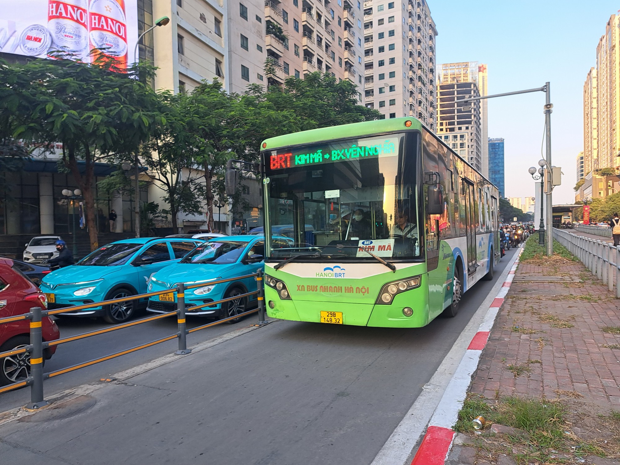 Rừng phương tiện ồ ạt đi v&agrave;o l&agrave;n BRT v&igrave; nghĩ H&agrave; Nội bỏ l&agrave;n đường ri&ecirc;ng - Ảnh 4.