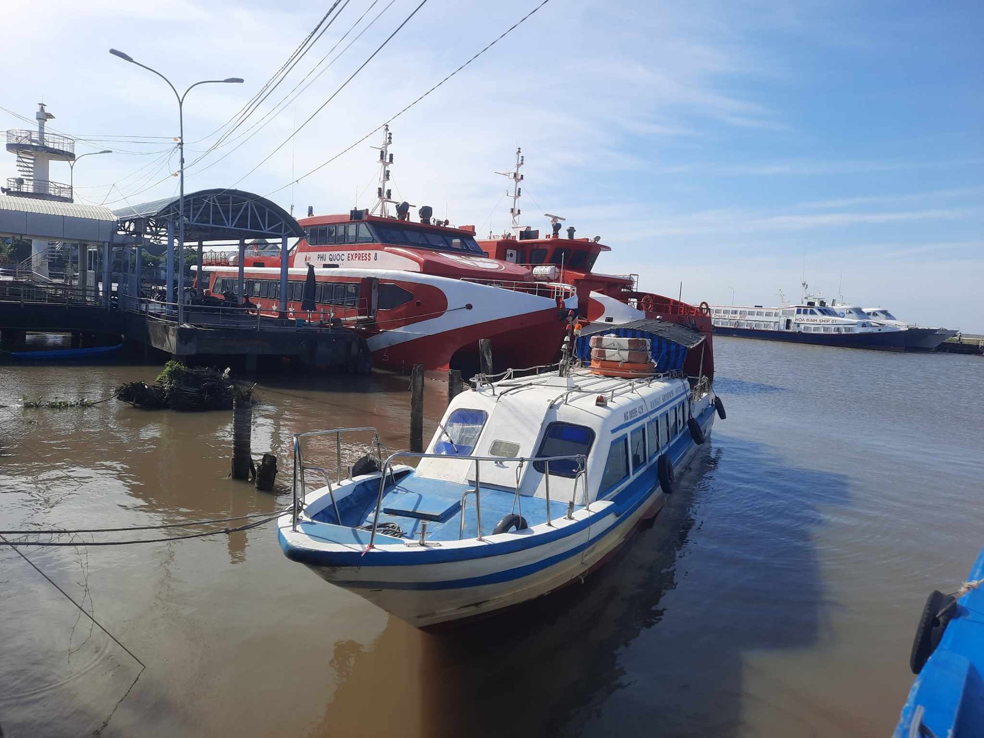 T&agrave;u, ph&agrave; ra đảo Ph&uacute; Quốc tạm ngưng hoạt động do s&oacute;ng to gi&oacute; lớn - Ảnh 1.