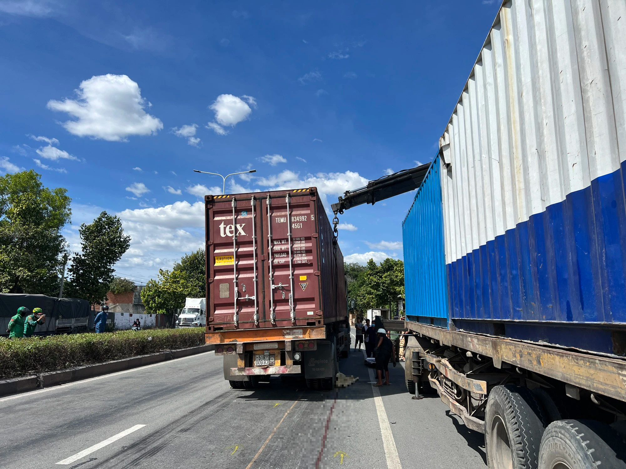 Xe m&aacute;y va chạm xe Camry, người đ&agrave;n &ocirc;ng ng&atilde; xuống đường bị b&aacute;nh xe container c&aacute;n tử vong - Ảnh 2.