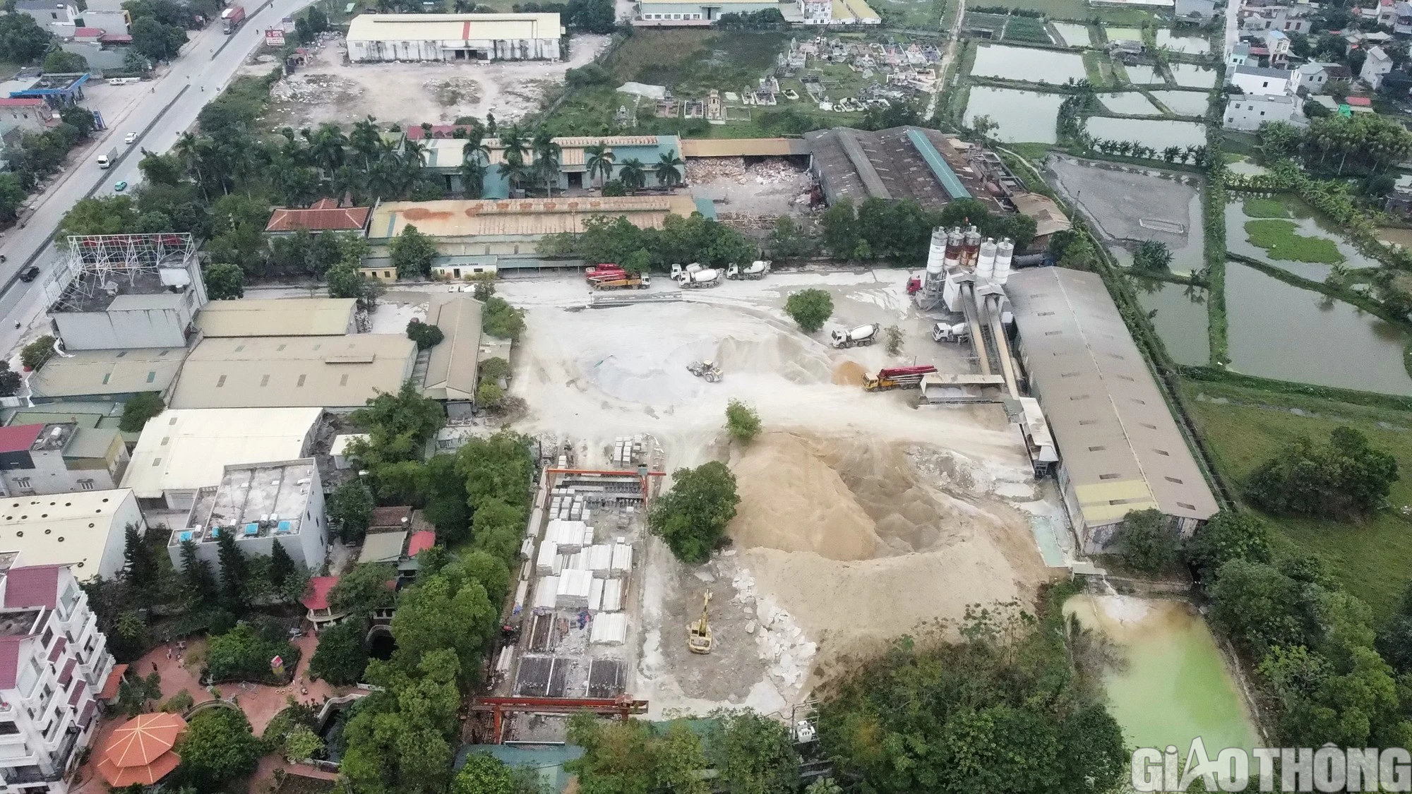  Trạm trộn b&ecirc; t&ocirc;ng tr&aacute;i ph&eacute;p "mọc" gần quốc lộ 1 - Ảnh 1.