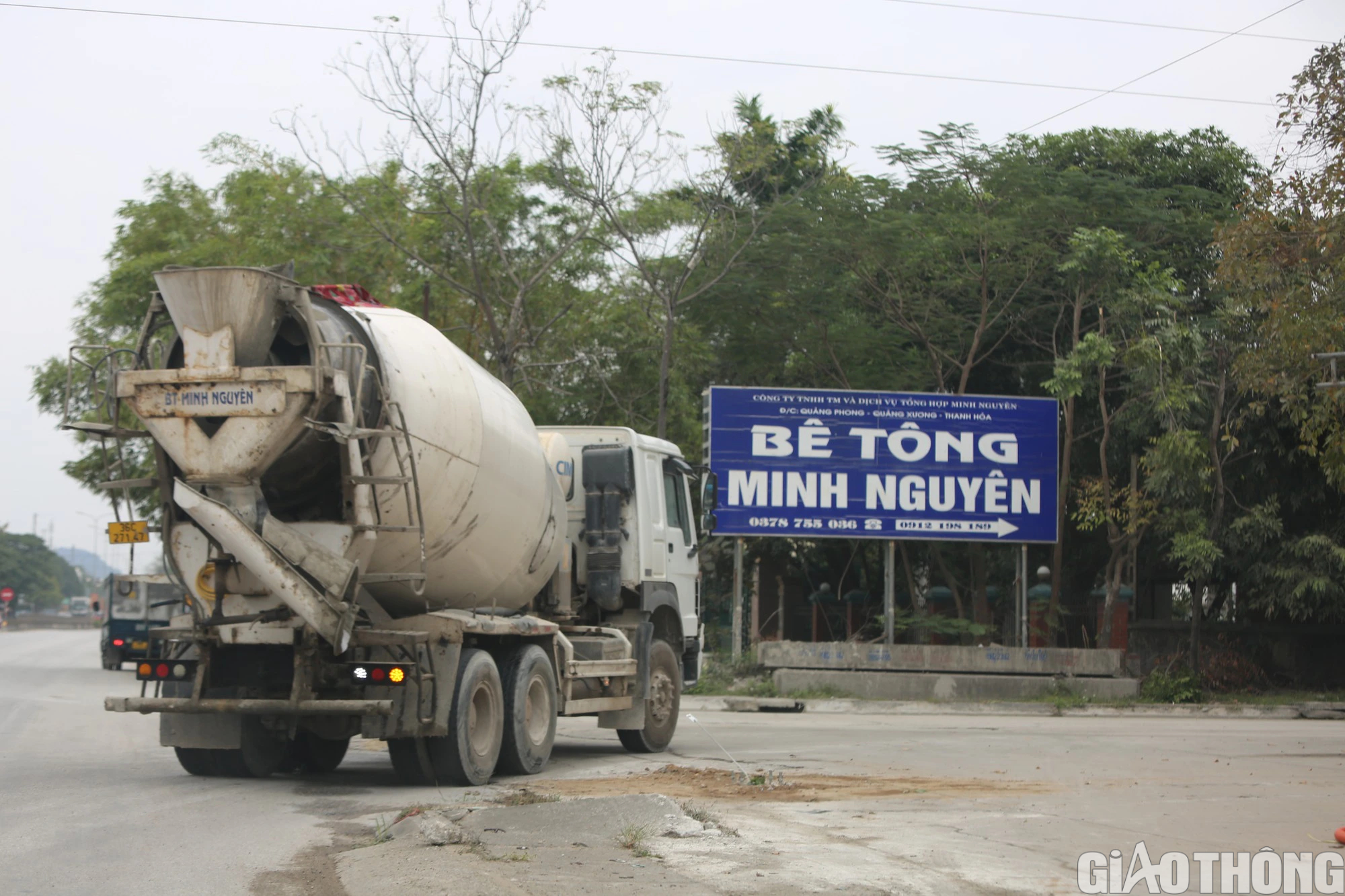  Trạm trộn b&ecirc; t&ocirc;ng tr&aacute;i ph&eacute;p "mọc" gần quốc lộ 1 - Ảnh 3.
