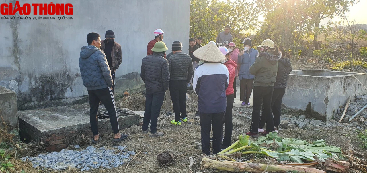 C&ocirc;ng an kh&aacute;m nh&agrave; nghi phạm, thực nghiệm hiện trường vụ x&aacute;c chết 13 năm - Ảnh 4.